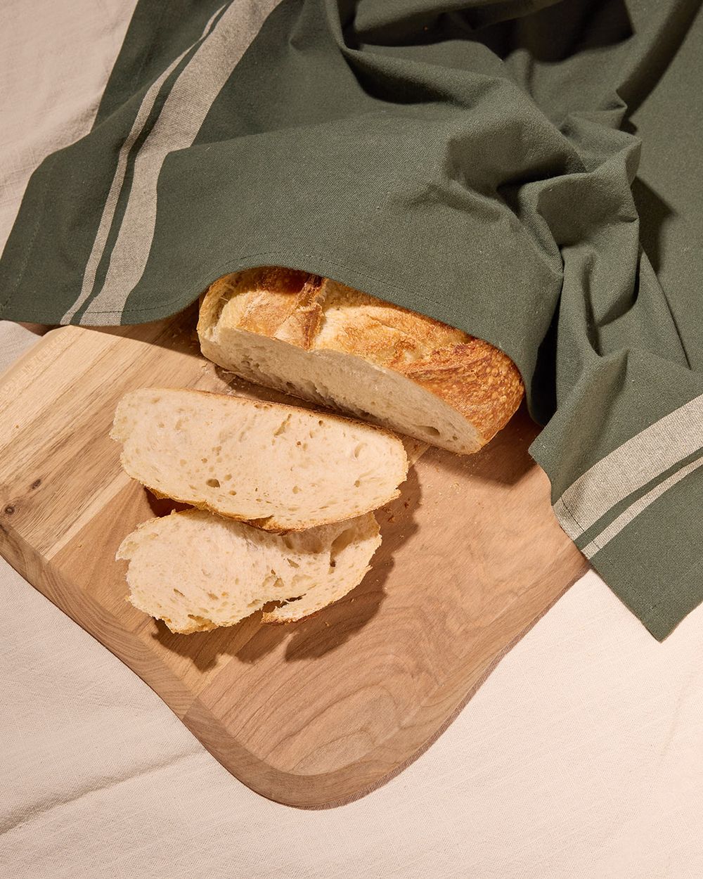 Grön/Beige mönstrad kökshandduk på skärbräda