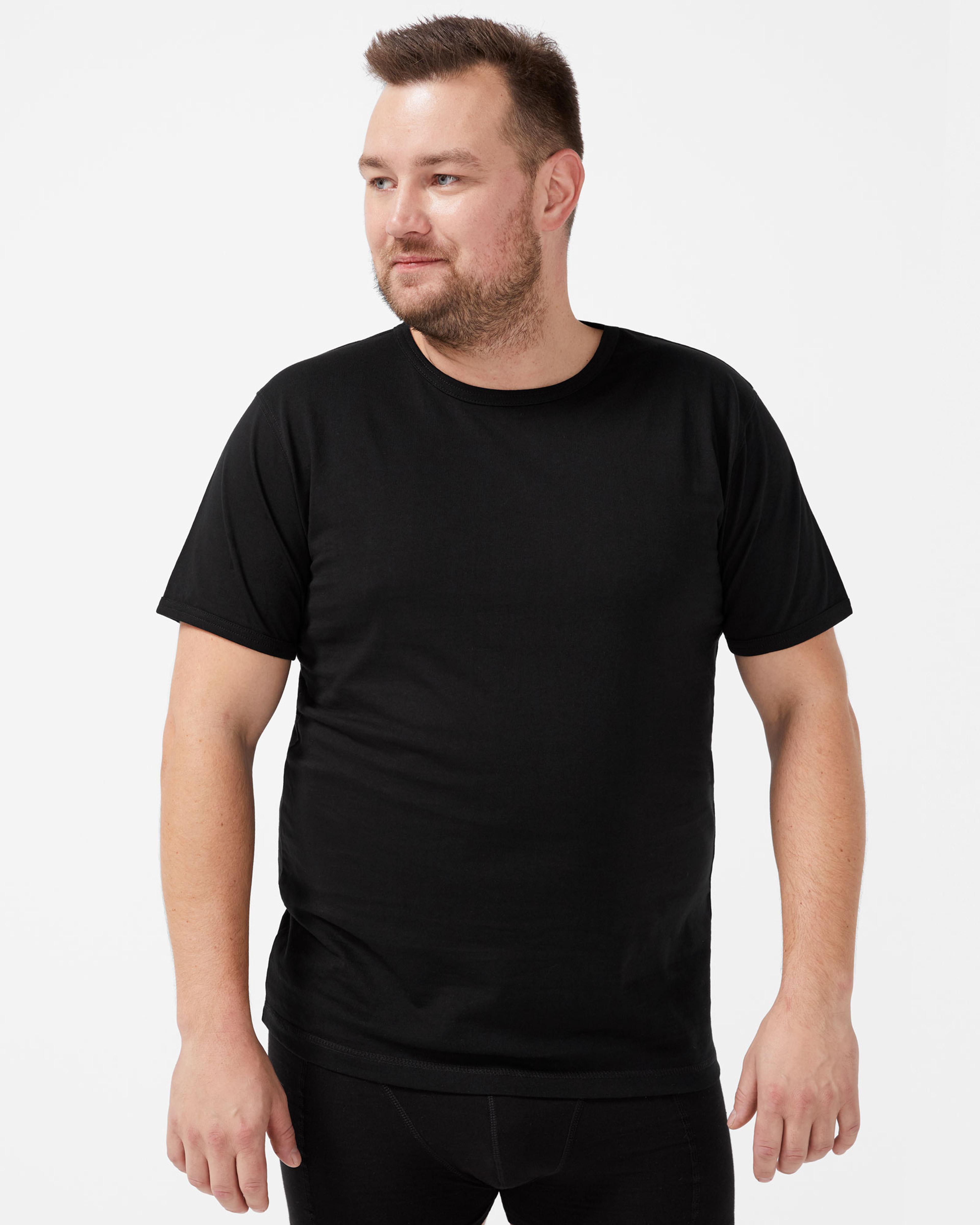 En svart kortärmad t-shirt i enkelt, klassiskt snitt, bärs av en man. Tyget ser mjukt och följsamt ut med en rund halsringning.