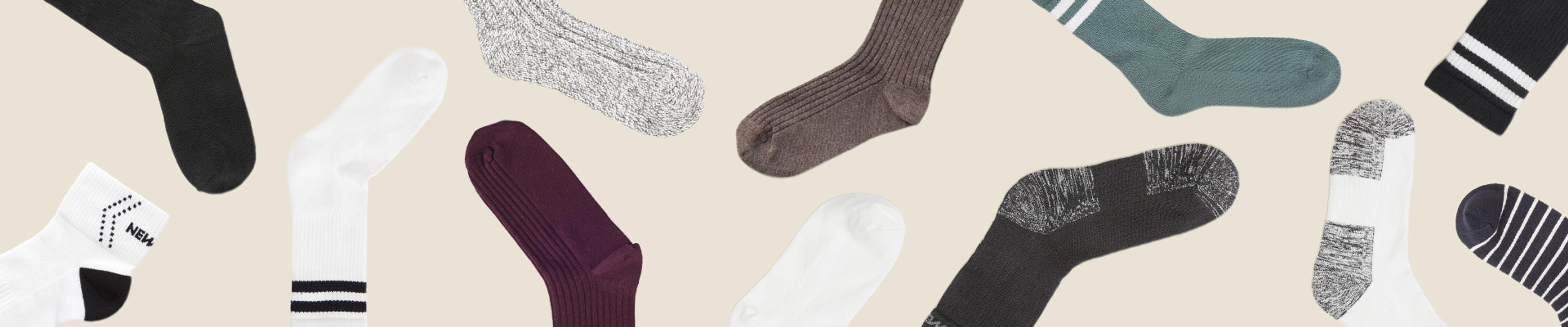 Olika par strumpor i varierande färger och mönster, från enfärgat till randigt och melerat. En blandning av korta och långa modeller, alla i en mjuk och ribbad design.