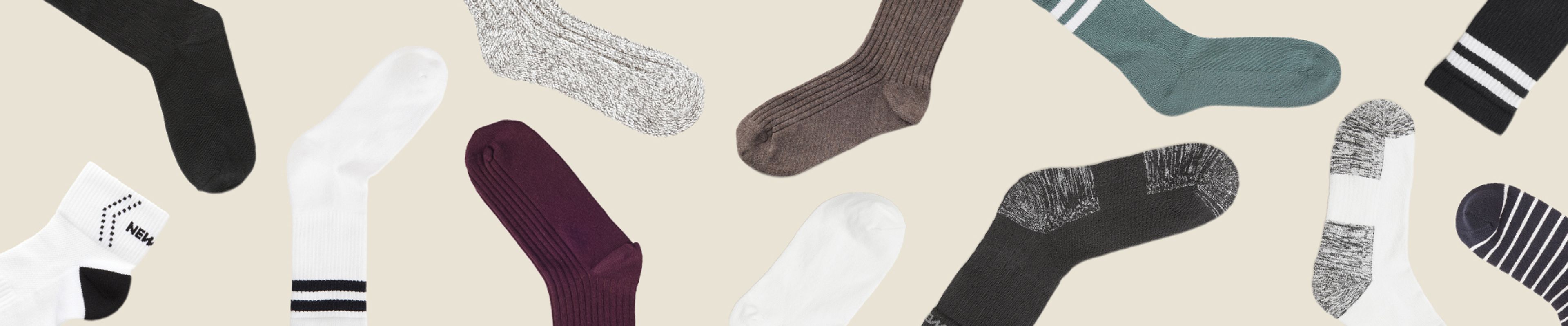 Olika par strumpor i varierande färger och mönster, från enfärgat till randigt och melerat. En blandning av korta och långa modeller, alla i en mjuk och ribbad design.