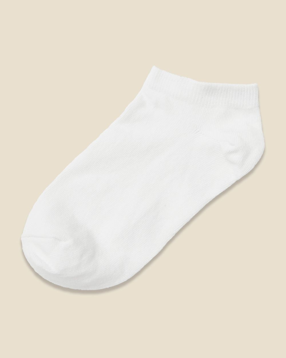 En vit kort ankelstrumpa i mjukt, tunt material med ribbad mudd runt ankeln. Enkel design som passar till vardags.