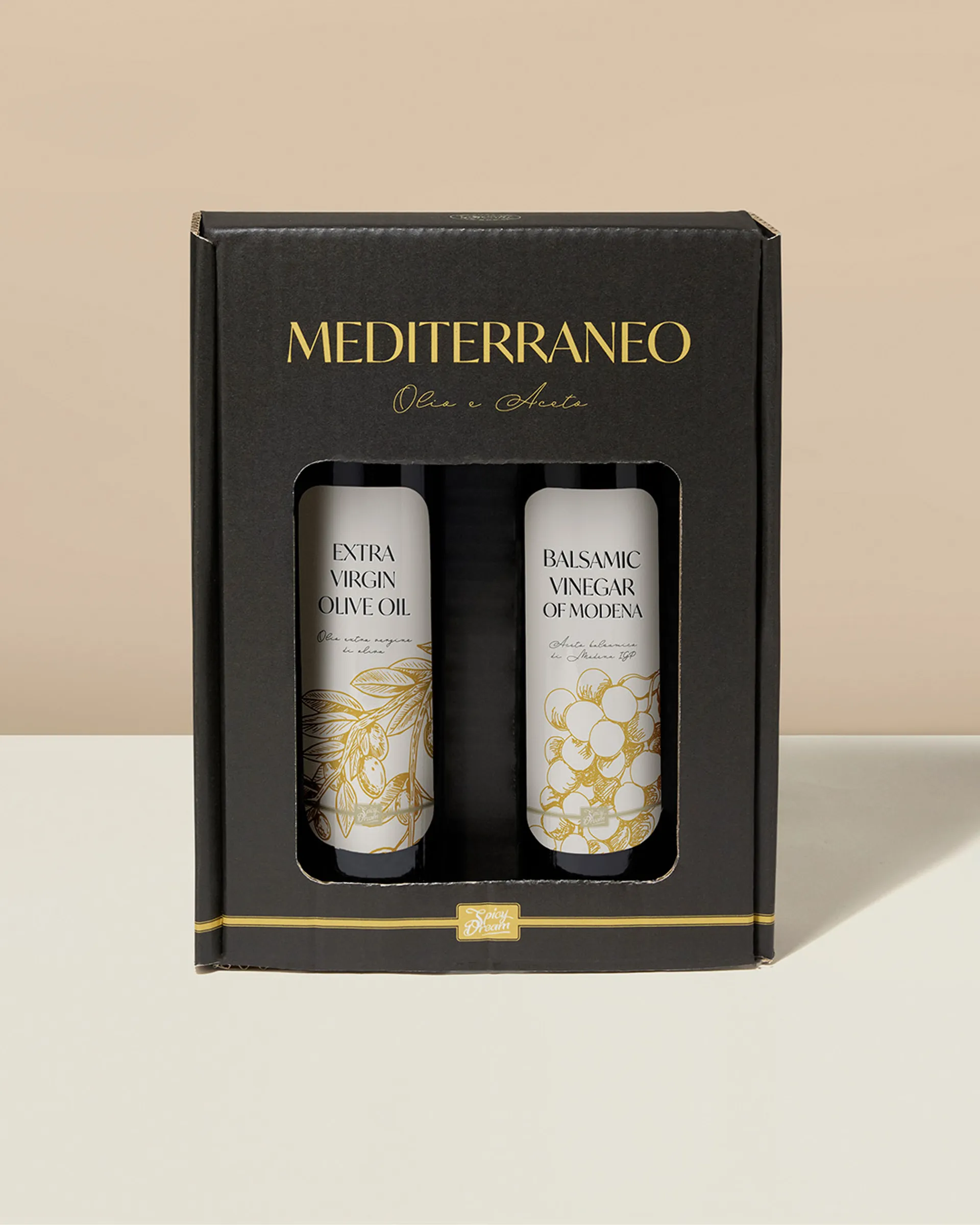 En presentförpackning med en flaska extra jungfruolivolja och en flaska balsamvinäger, båda med elegant vit etikett och guldillustrationer.