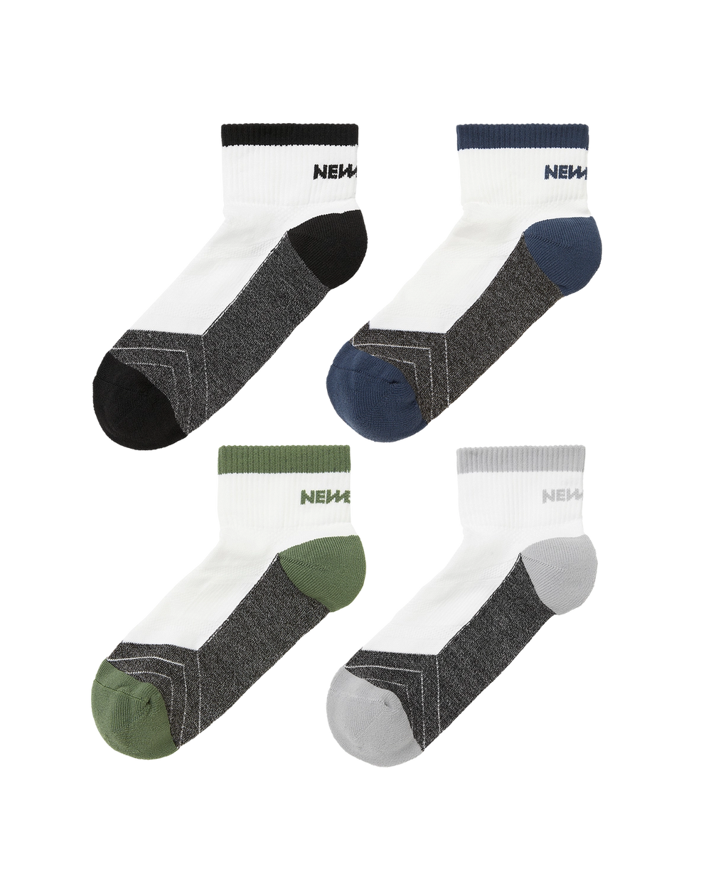 Fyra par sportiga strumpor med halkfri sula i vitt, svart, blått, grönt och grått med kort skaft. Strumporna har mjuk och ventilerande struktur för aktiv användning.