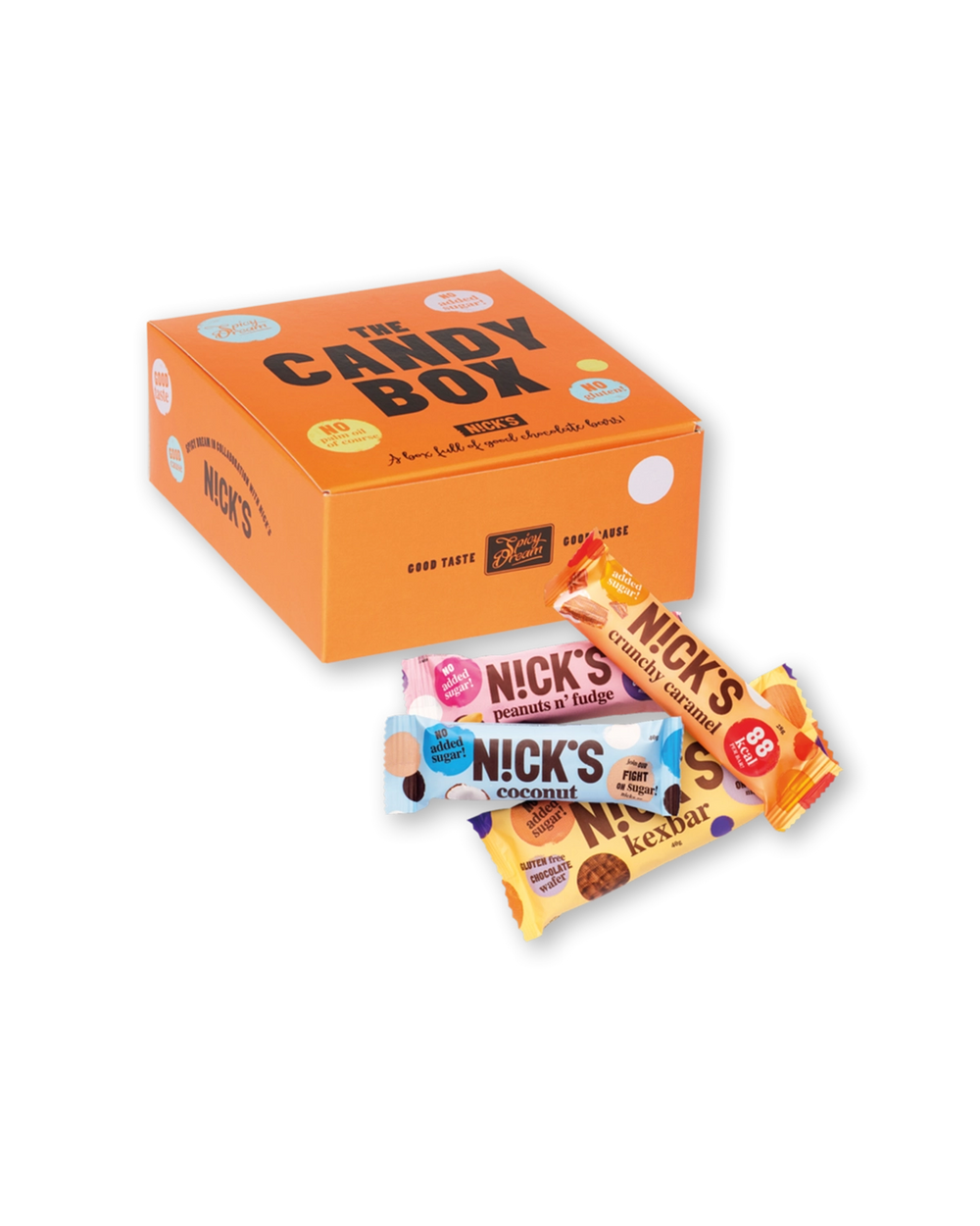 En orange låda med texten "The Candy Box" tillsammans med fyra olika chokladbars i färgglada förpackningar, märkta med olika smaker och information om sockerinnehåll.
