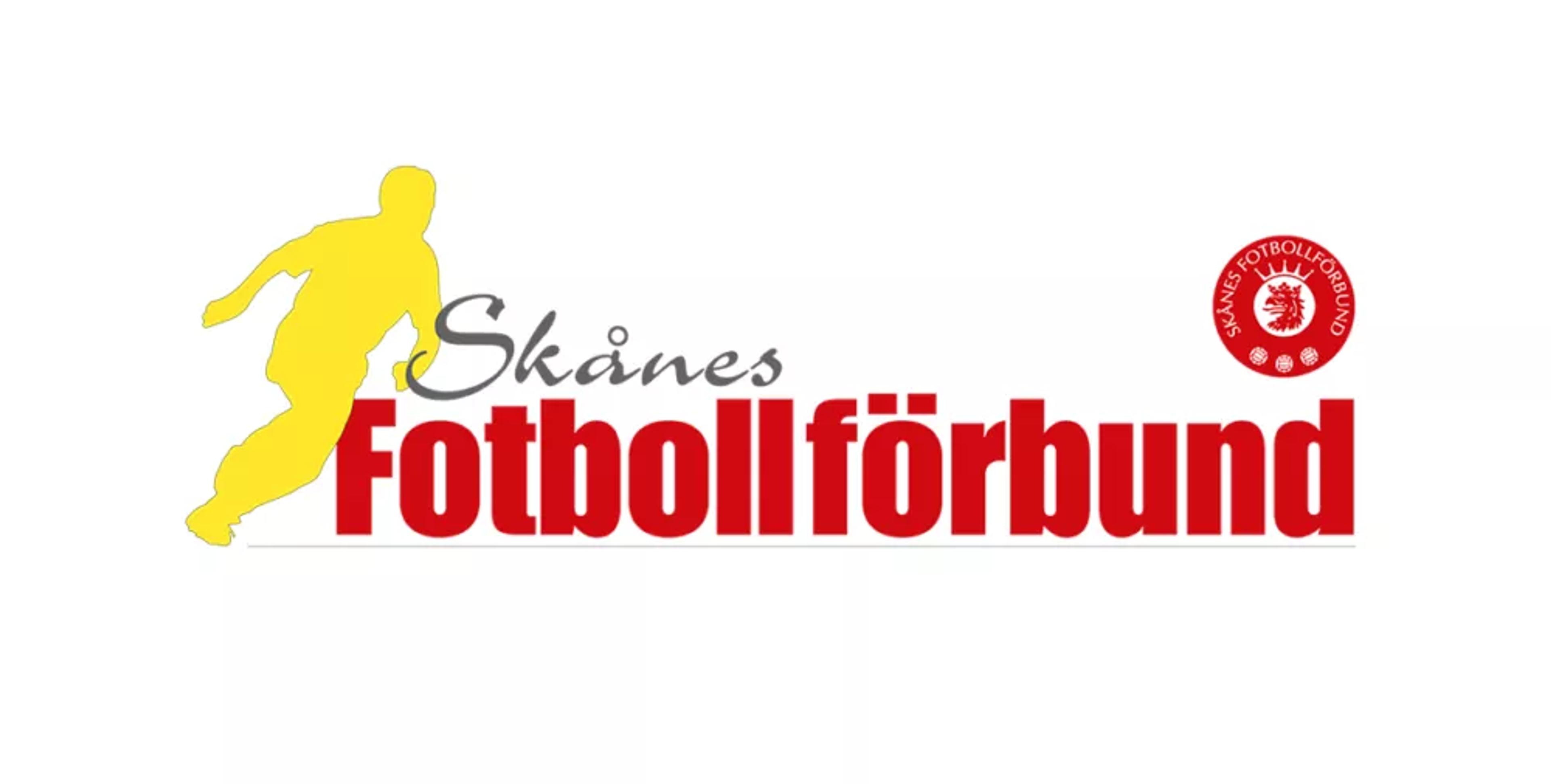 Logotyp med en gul silhuett av en fotbollsspelare och texten ”Skånes Fotbollförbund” i rött och svart, med en röd emblemstämpel till höger.