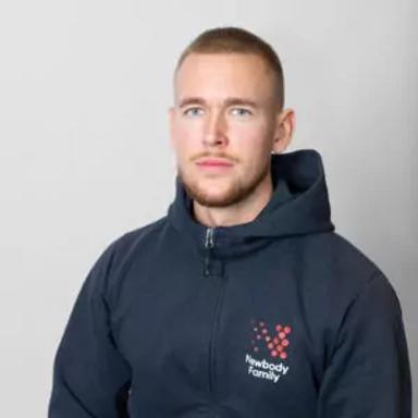 Porträttbild av Simon Niemi, medarbetare Newbody Family