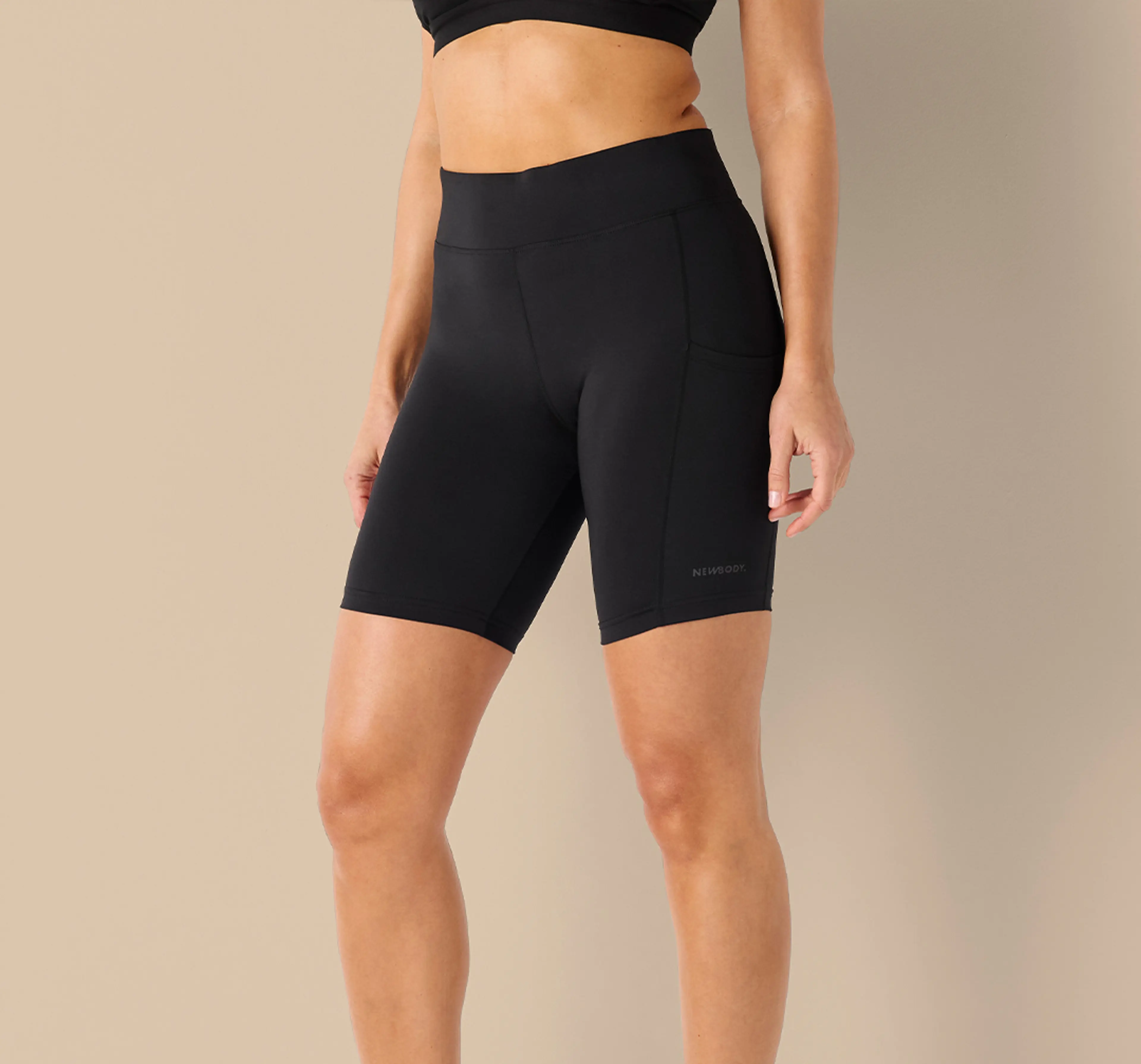 Svarta short tights med smal passform och hög midja, designade för rörelse och komfort. Materialet är mjukt och stretchigt med praktiska sidofickor.