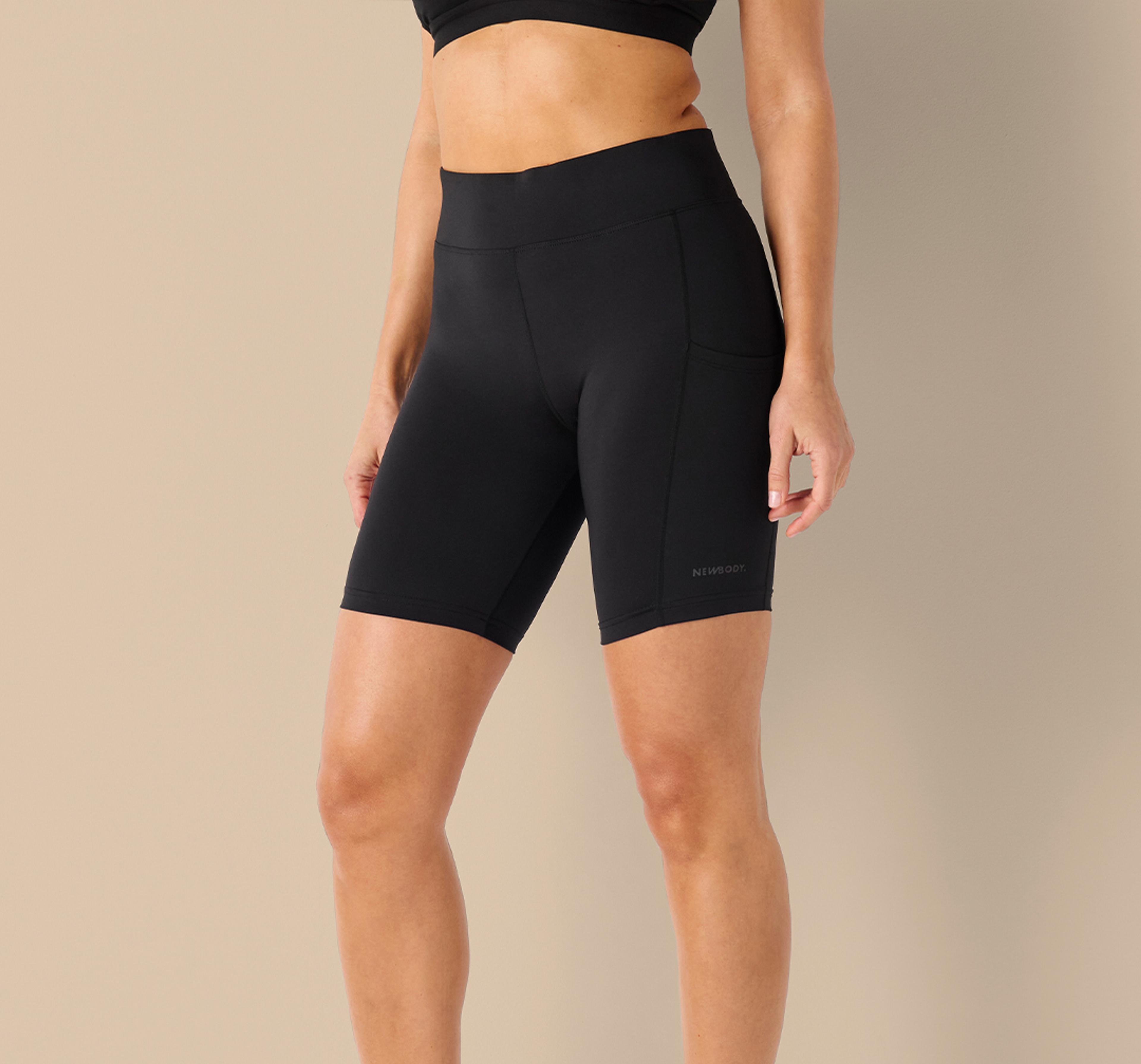 Svarta short tights med smal passform och hög midja, designade för rörelse och komfort. Materialet är mjukt och stretchigt med praktiska sidofickor.