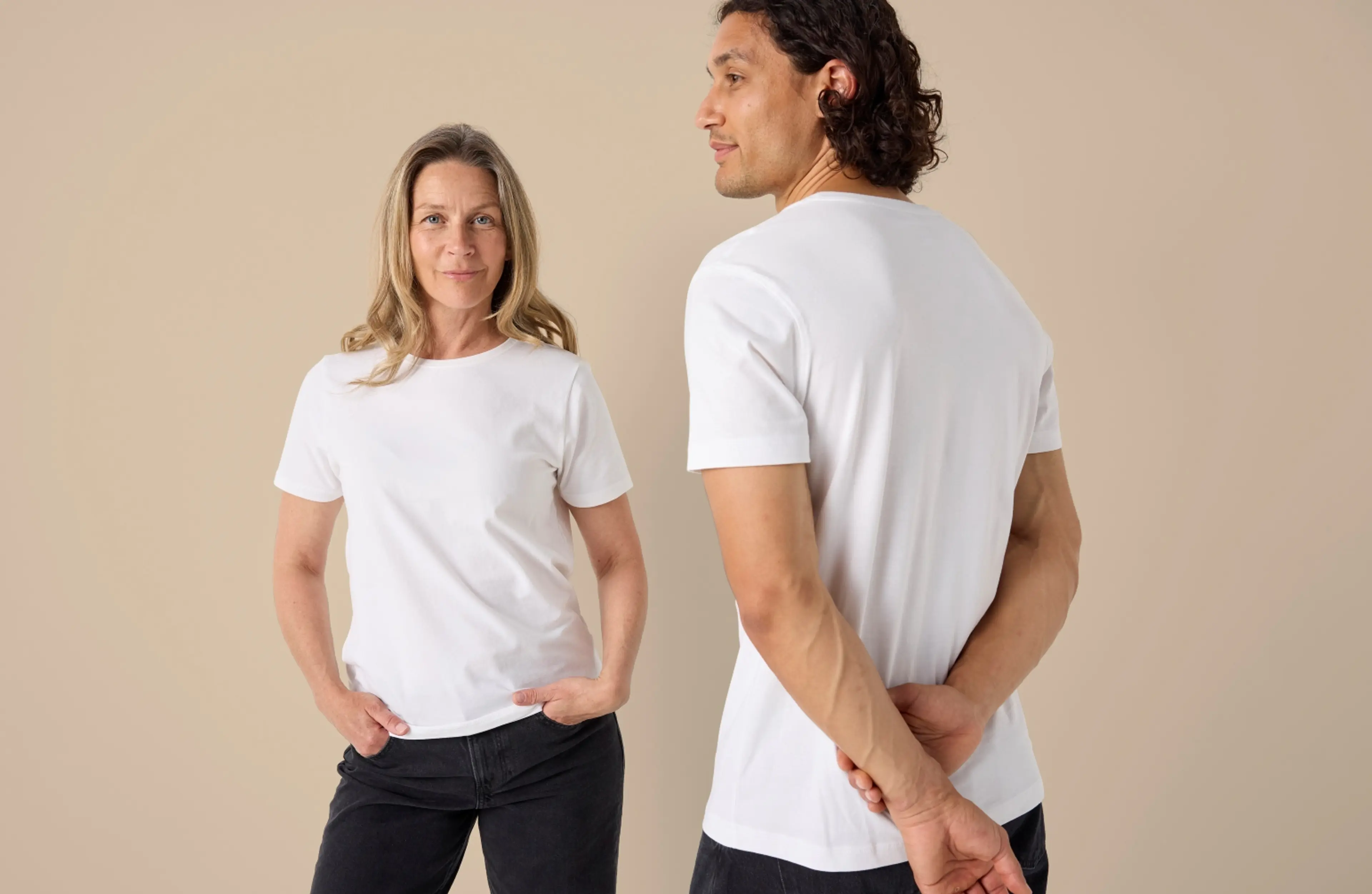 Kvinna i vit t-shirt bredvid man som också bär vit t-shirt från Newbody