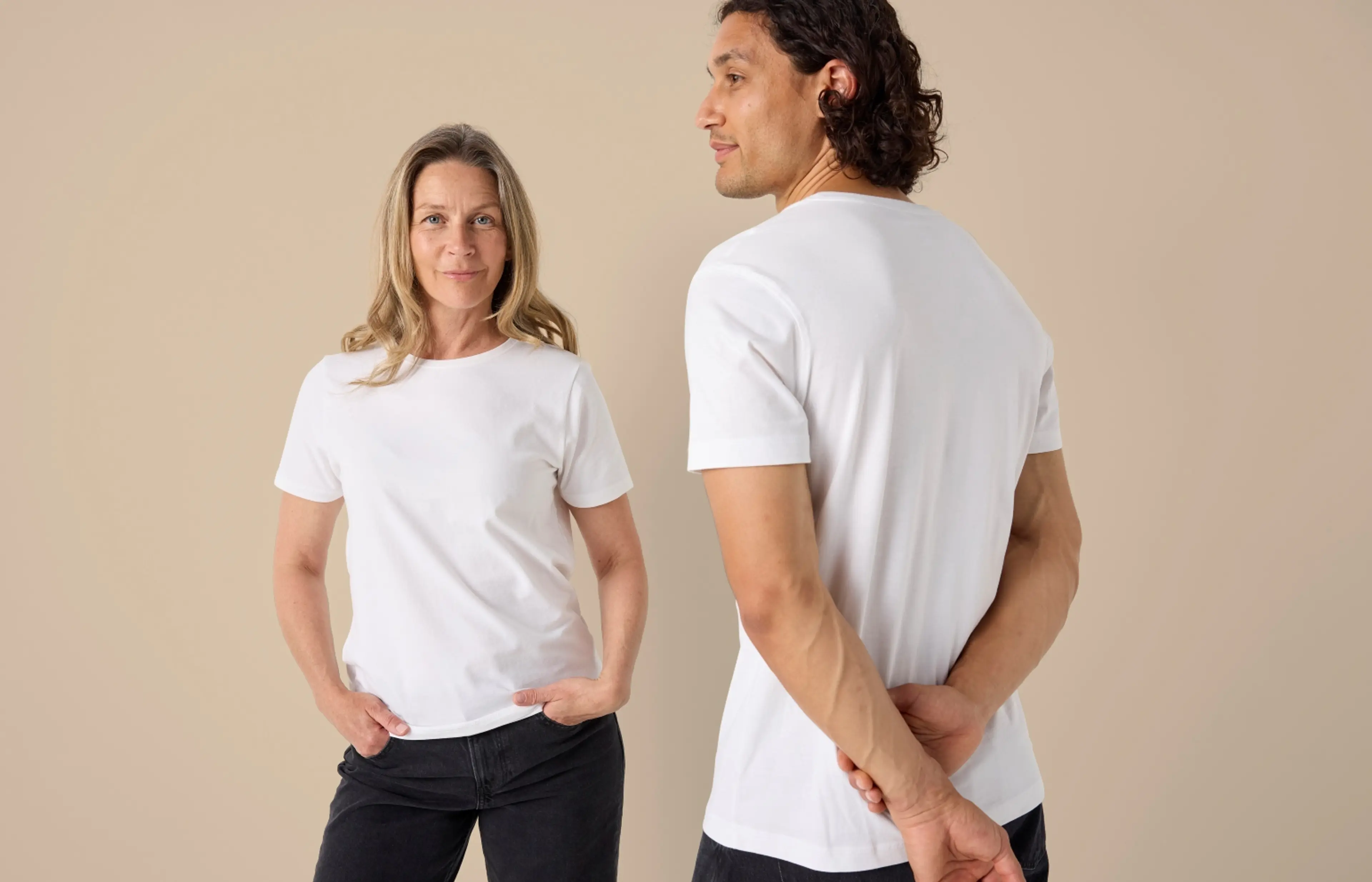 Kvinna i vit t-shirt bredvid man som också bär vit t-shirt från Newbody