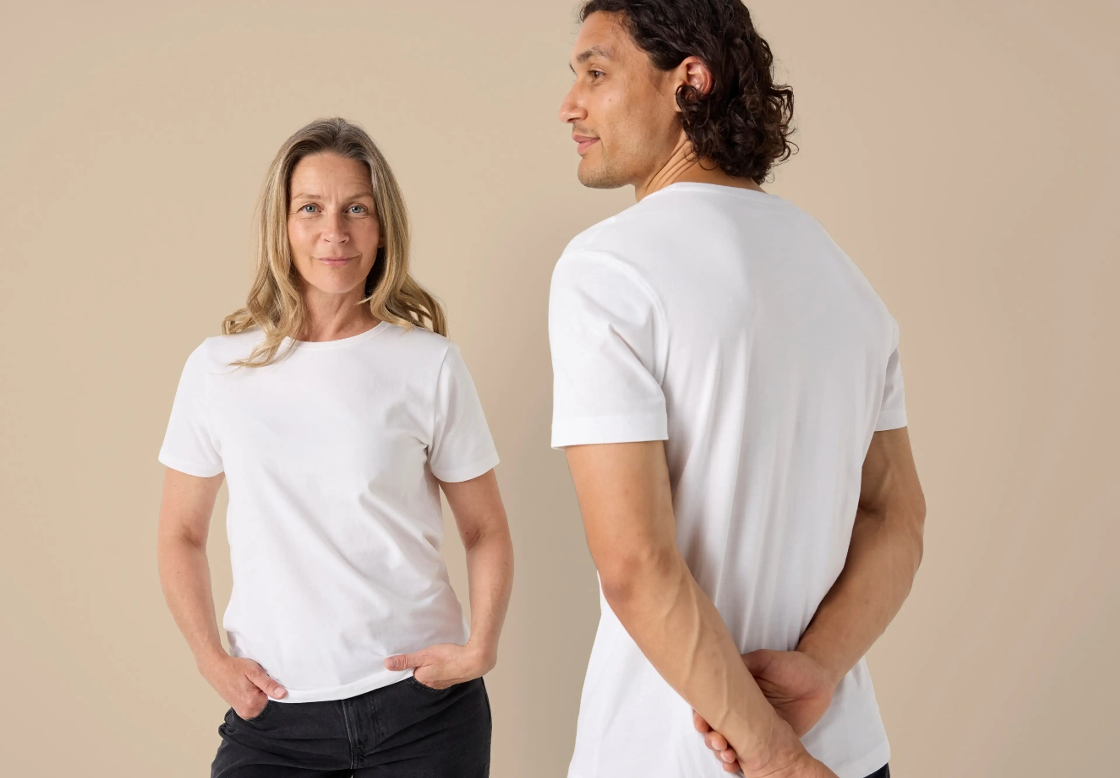 Kvinna i vit t-shirt bredvid man som också bär vit t-shirt från Newbody