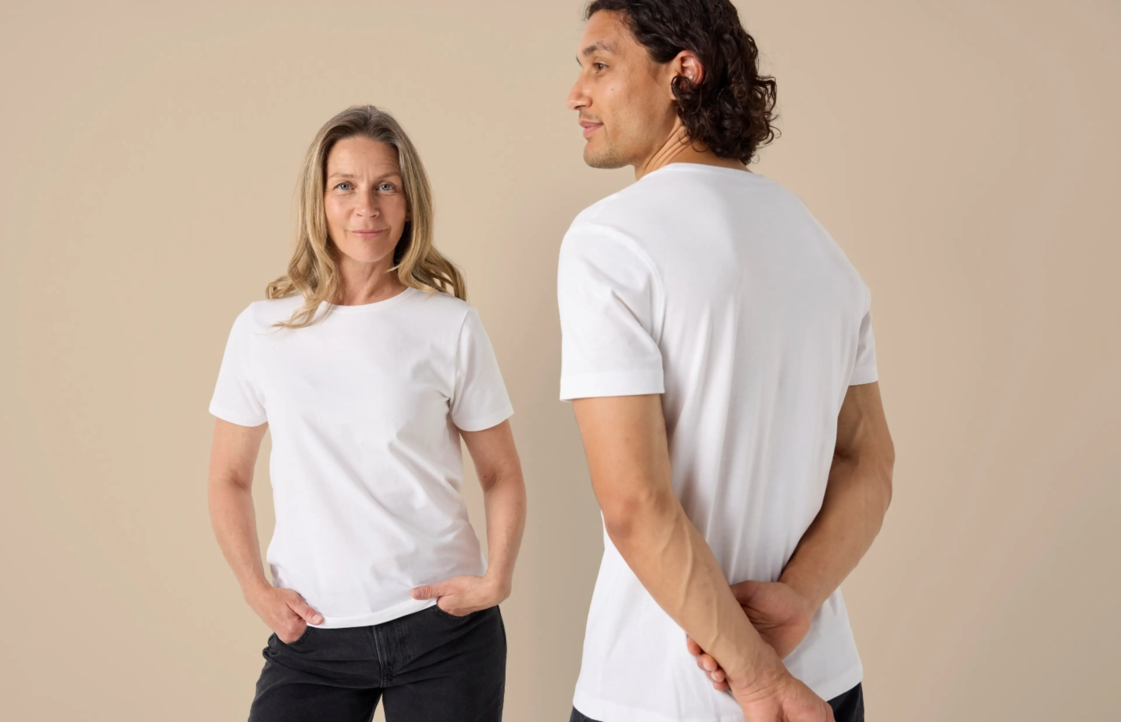 Kvinna i vit t-shirt bredvid man som också bär vit t-shirt från Newbody