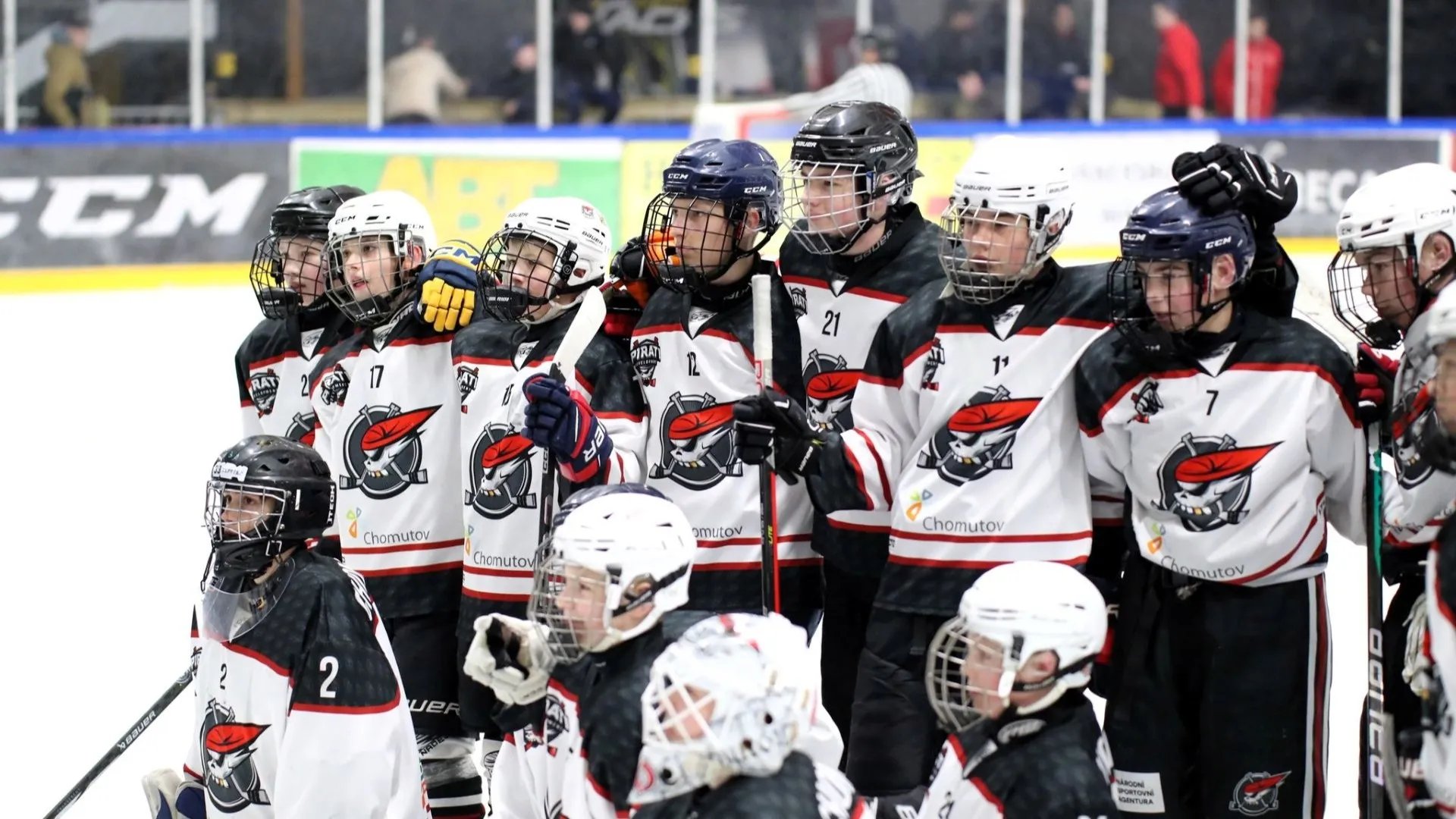 Hockeylag som står samlade på isen i Vänersborg Cup