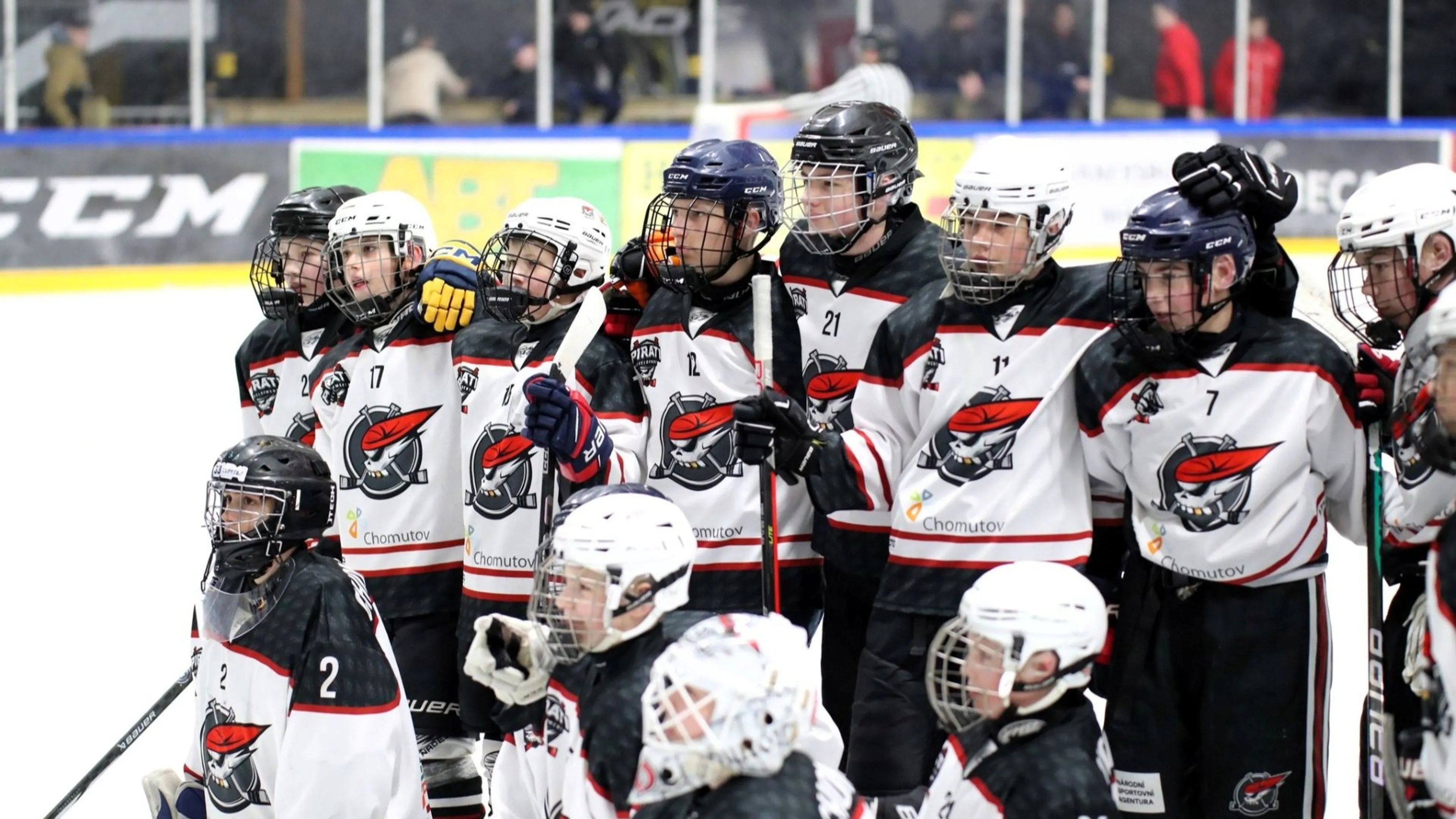 Hockeylag som står samlade på isen i Vänersborg Cup