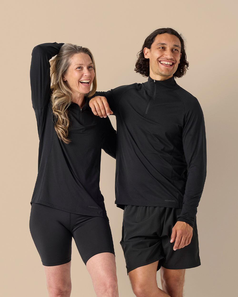 Svarta långärmade tröjor med halvlång dragkedja, i ett mjukt och följsamt material för aktivitet och vardag. Modellen är avslappnad med jämnt fördelad passform och diskret logga vid nederkant.