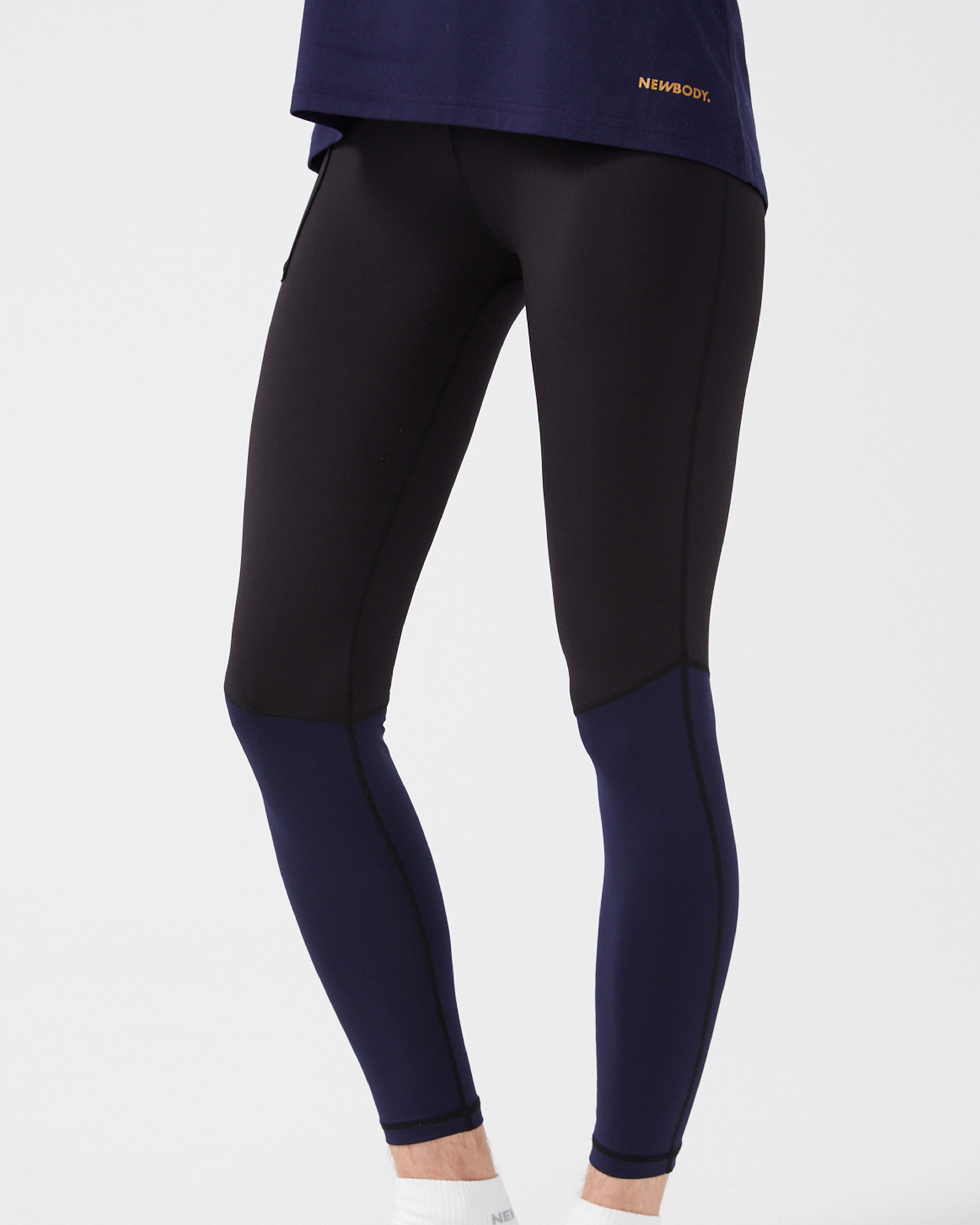 Sportiga tights i svart och marinblått med smal passform och detaljerade sömmar. Perfekta för träning eller vardagsbruk.