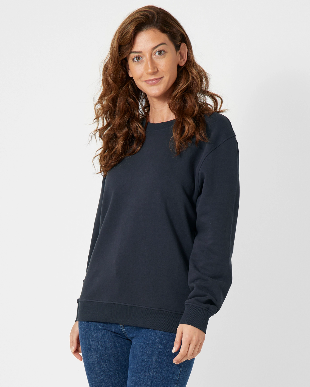 Mörkblå, långärmad sweatshirt med rund halsringning och ribbstickade muddar vid ärmslut och nederkant. Enkel och bekväm modell som passar till vardags.