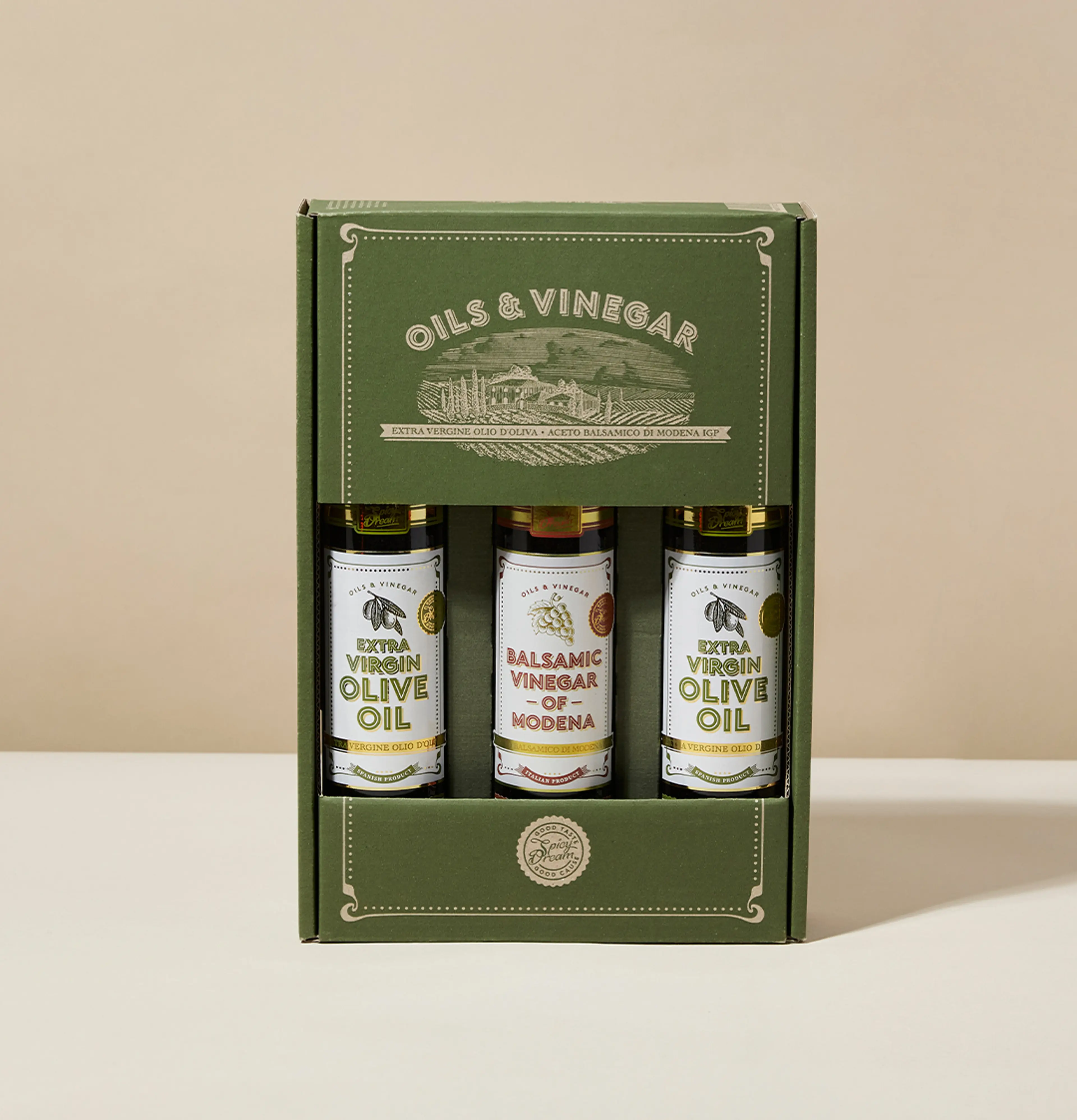 En kartong med tre flaskor innehållande extra virgin olivolja och balsamvinäger från Modena, med en grön och stilren förpackning. Flaskorna står prydligt uppradade och visar etiketterna tydligt.