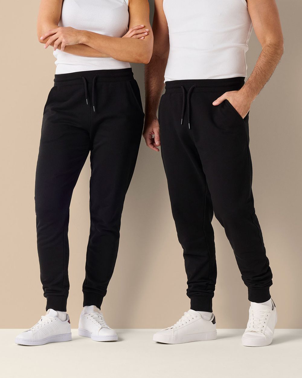 Svarta sweatpants mjukisbyxor i en enkel, bekväm design för dam och herr.