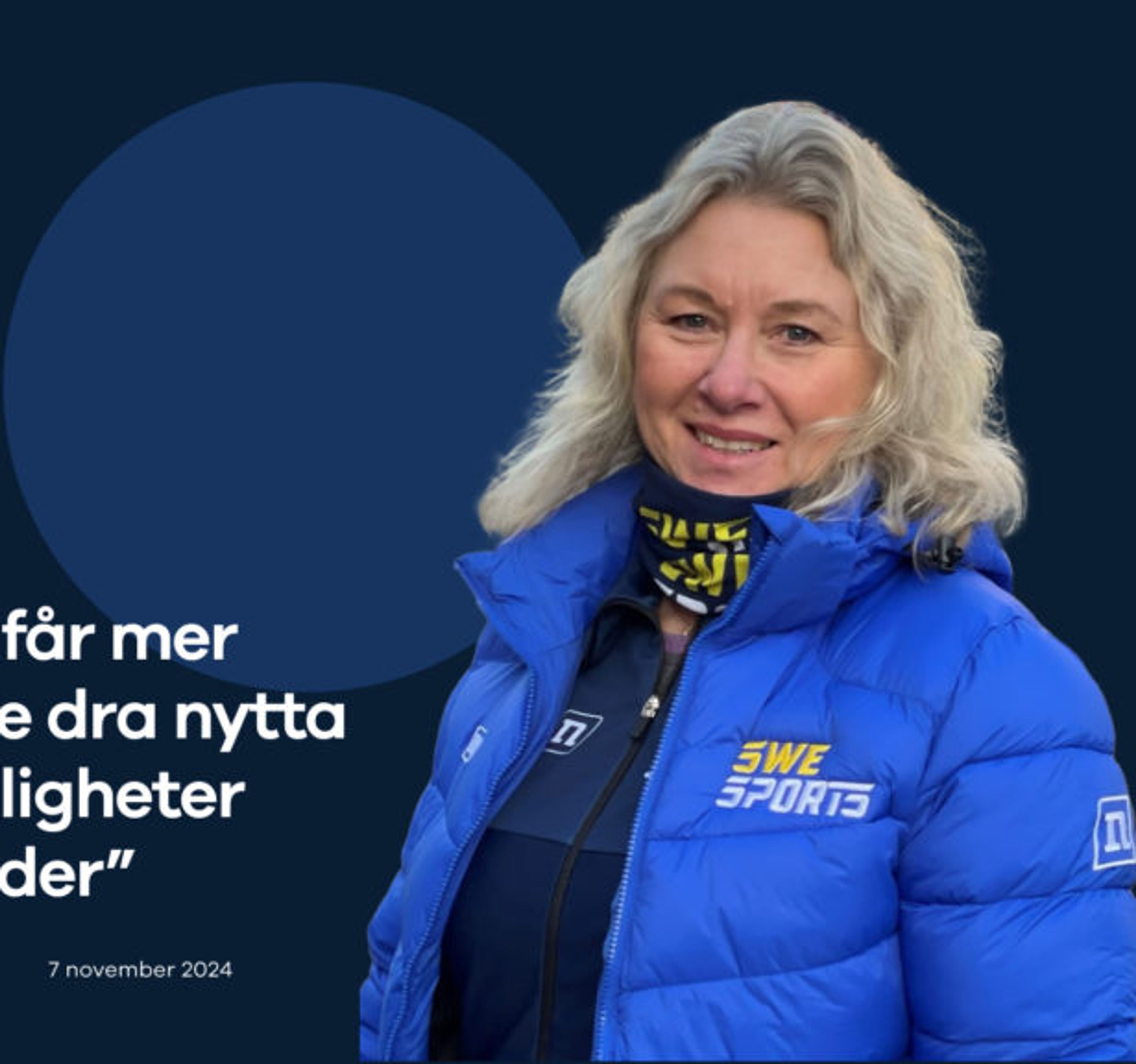 Kvinna i blå jacka med texten “SweSports” står framför en mörkblå bakgrund med citatet om föreningars utvecklingsmöjligheter genom SweSports. Texten inkluderar även namn och titel: Anne Österberg, generalsekreterare