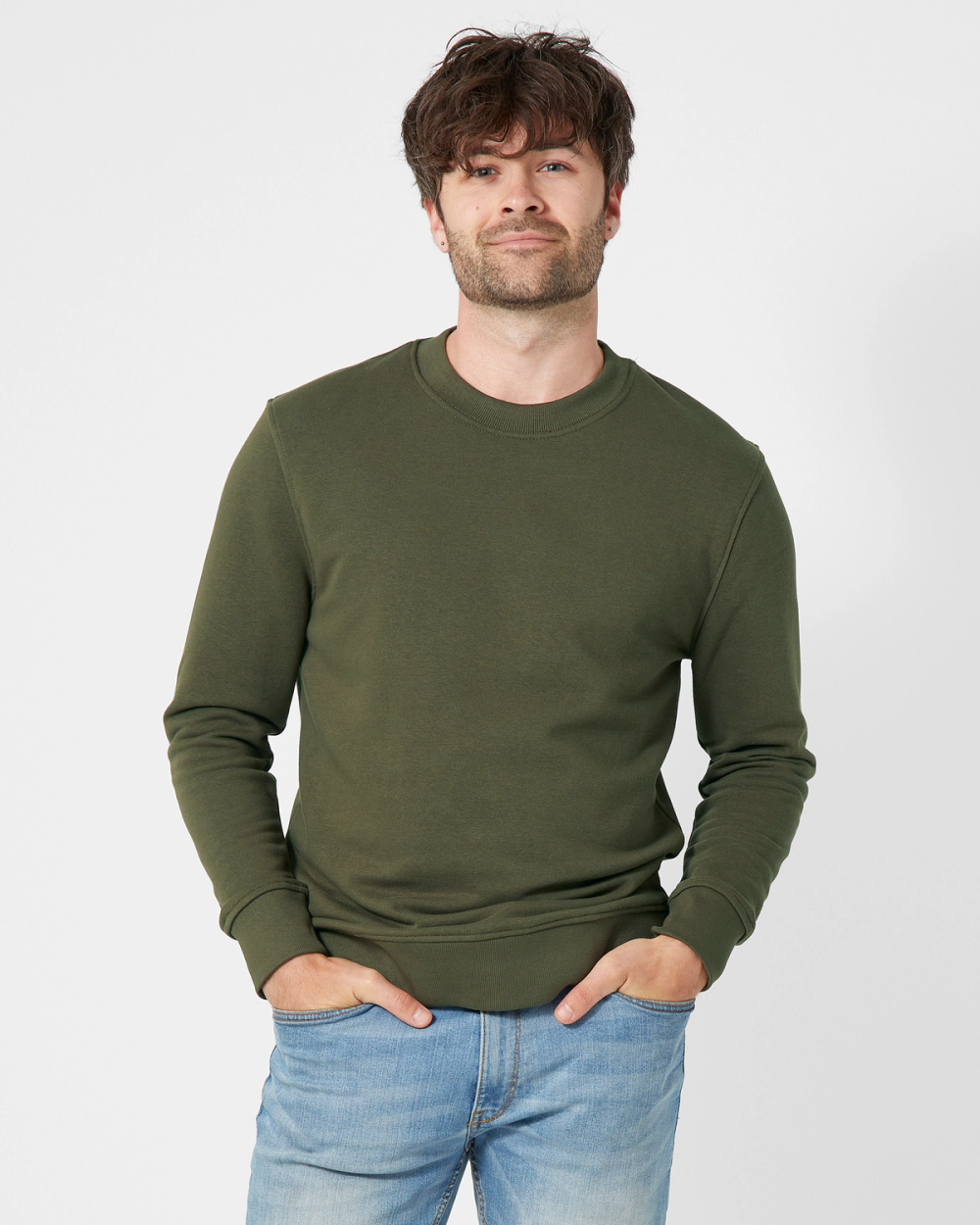 Mörkgrön sweatshirt i mjukt, följsamt material med ribbade muddar vid hals, ärmar och midja. Modellen bär den avslappnat tillsammans med ljusa jeans.