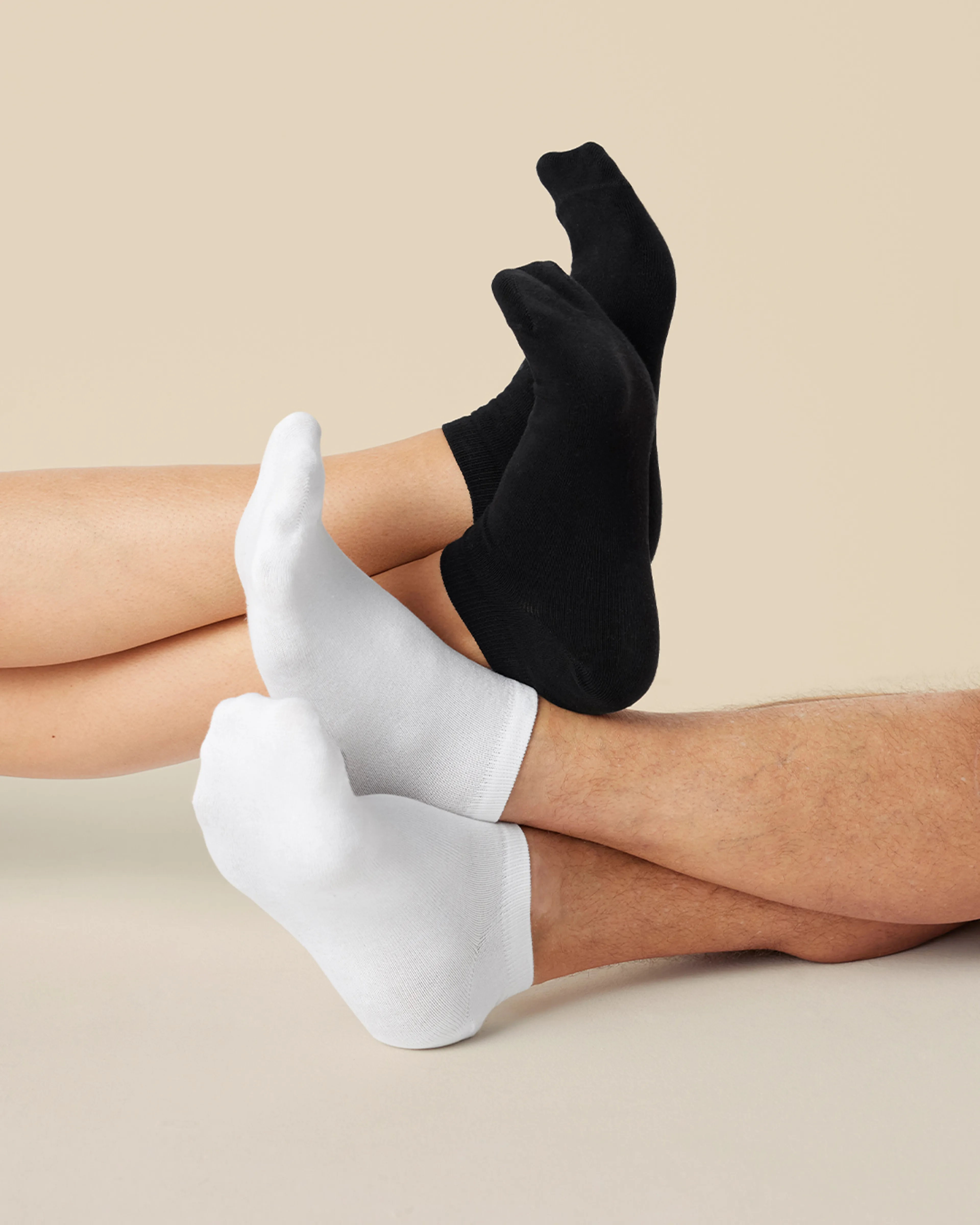 Ett par vita och ett par svarta ankelstrumpor i enkel och mjuk design, nyckeln till bekväma dagar. Strumporna sitter tätt runt foten och slutar precis ovanför ankeln.
