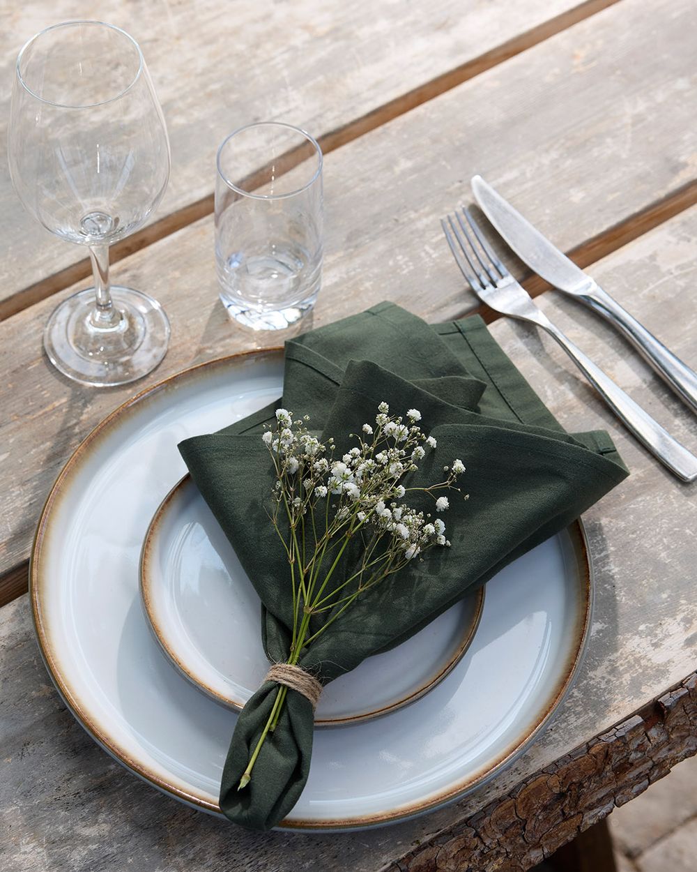 Grön servett tillsammans med en dukning
