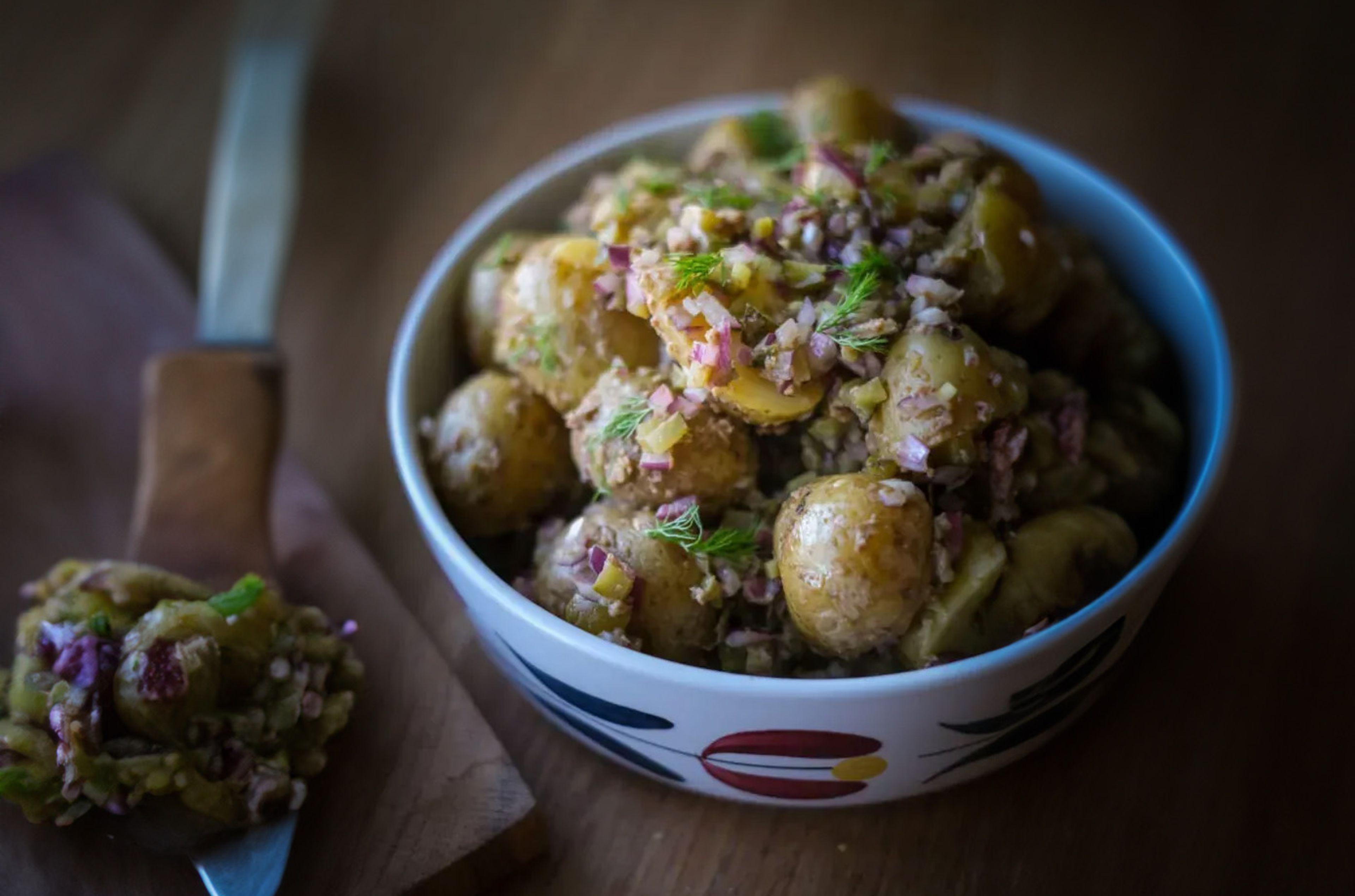 potatissallad i en skål med tapenad