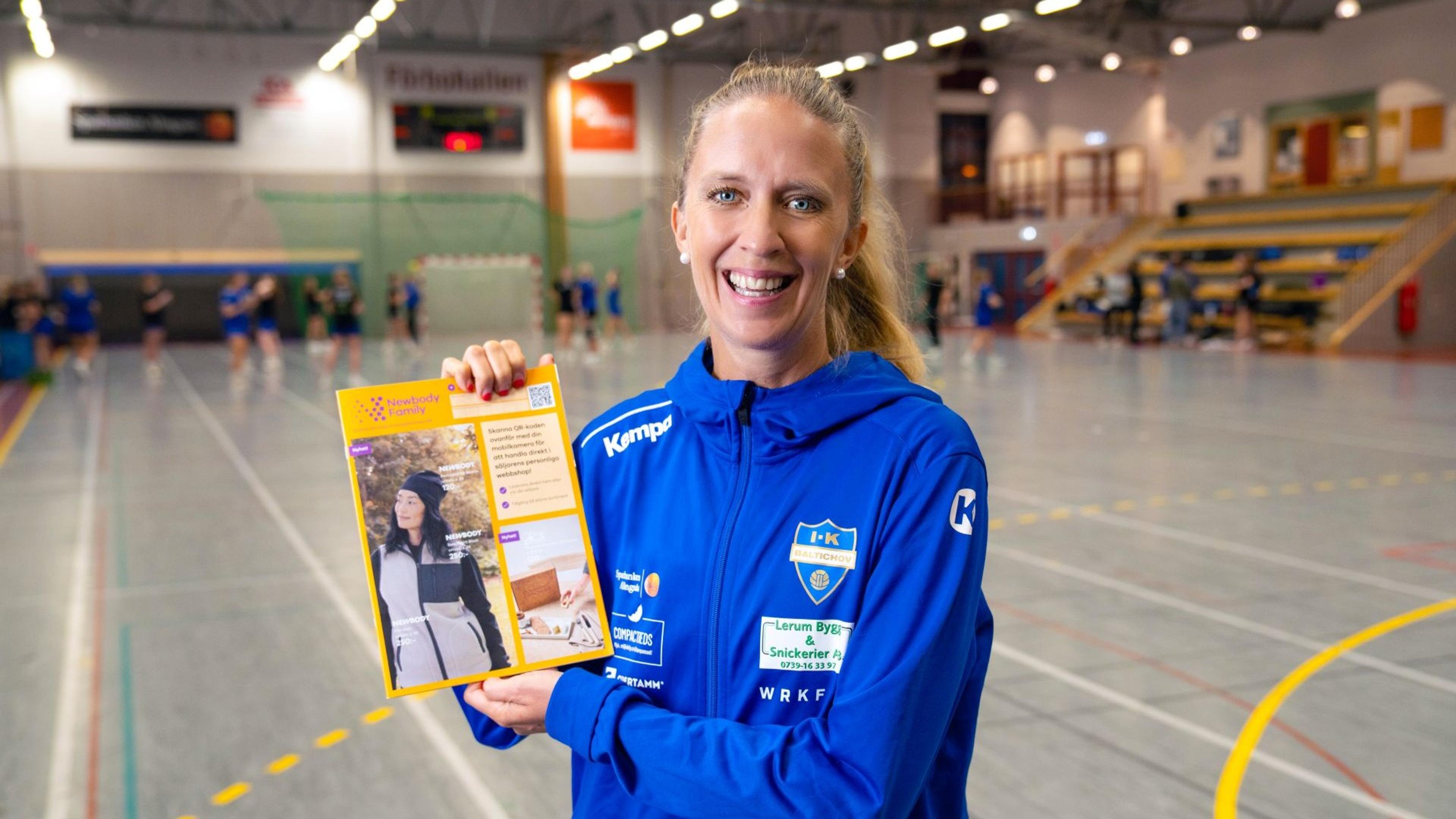 Kvinna med blåa IK Baltichov kläder håller en Newbody katalog