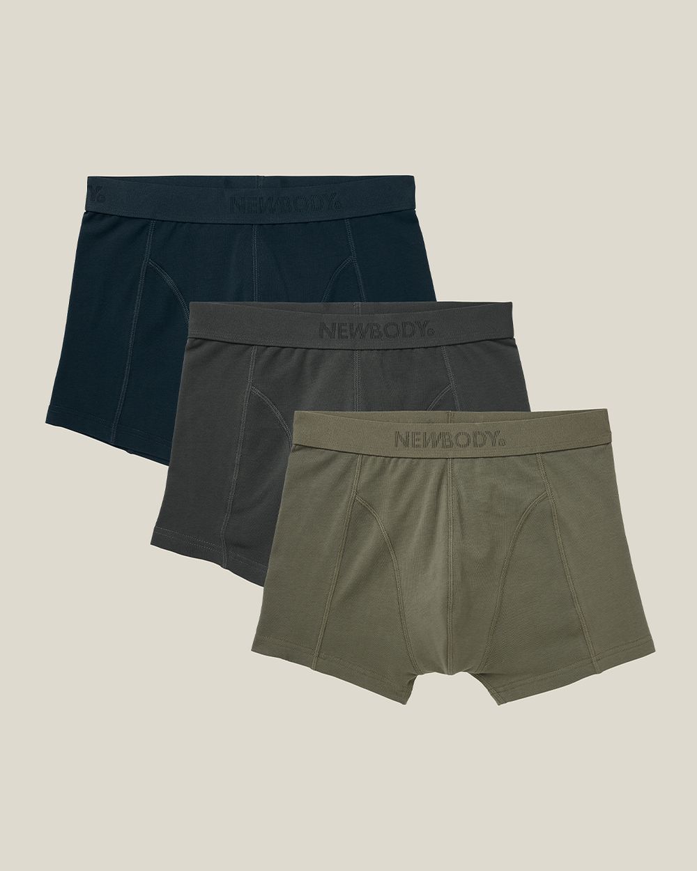 Tre korta boxershorts i färgerna mörkblå, mörkgrå och olivgrön med bred resår i midjan. Enkel och mjuk design för vardagskomfort.