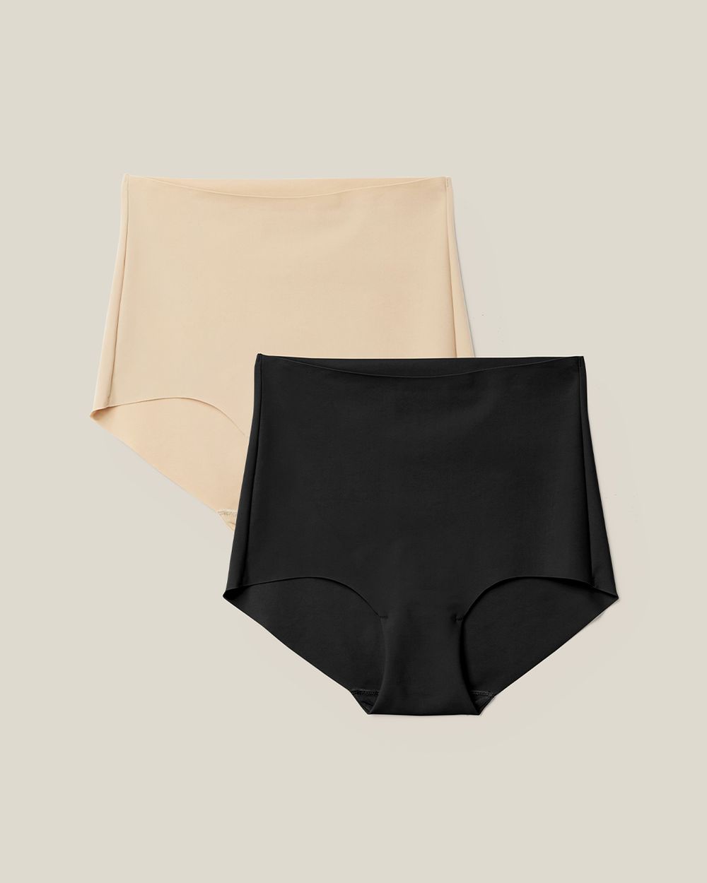 Två par mjuka, högmidjade trosor i svart och beige med en enkel och smidig design.