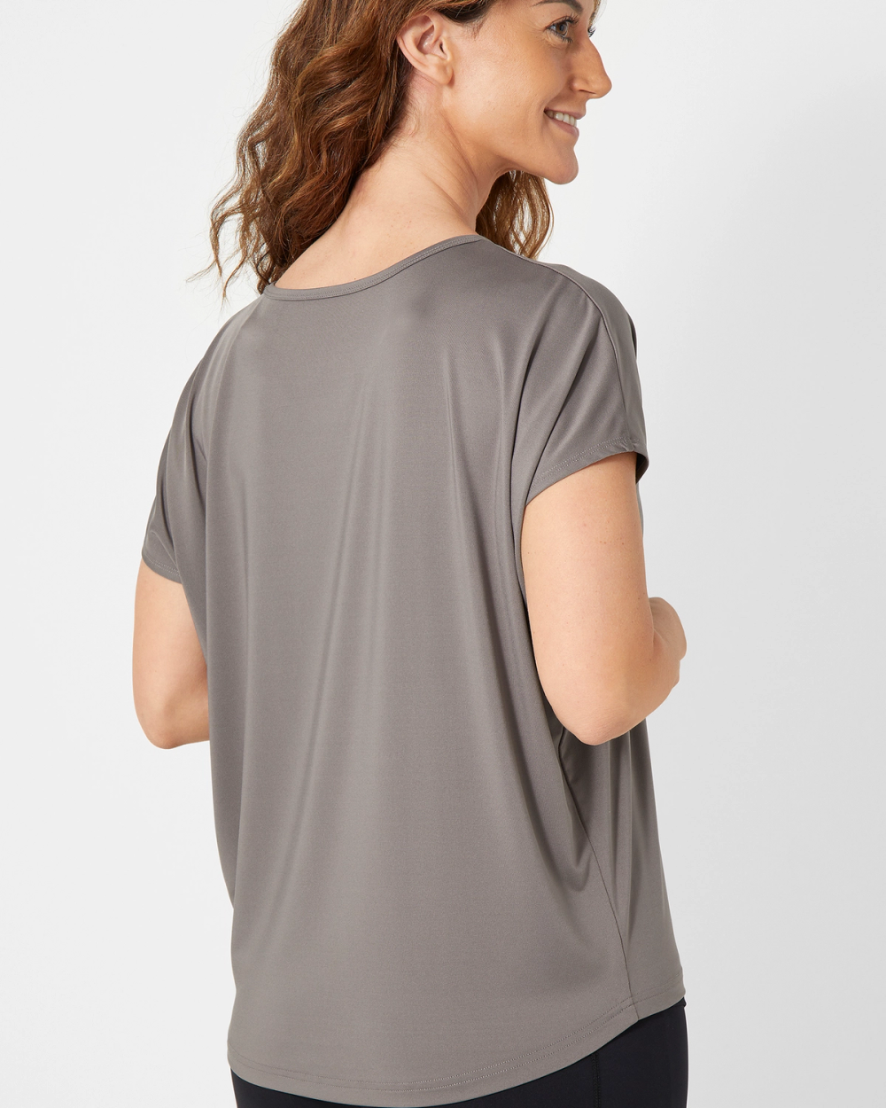 En sportig t-shirt i mjukt, stretchigt material med kort ärm och rundad nederkant i grått. Passar perfekt för träningspass eller vardagsbruk.