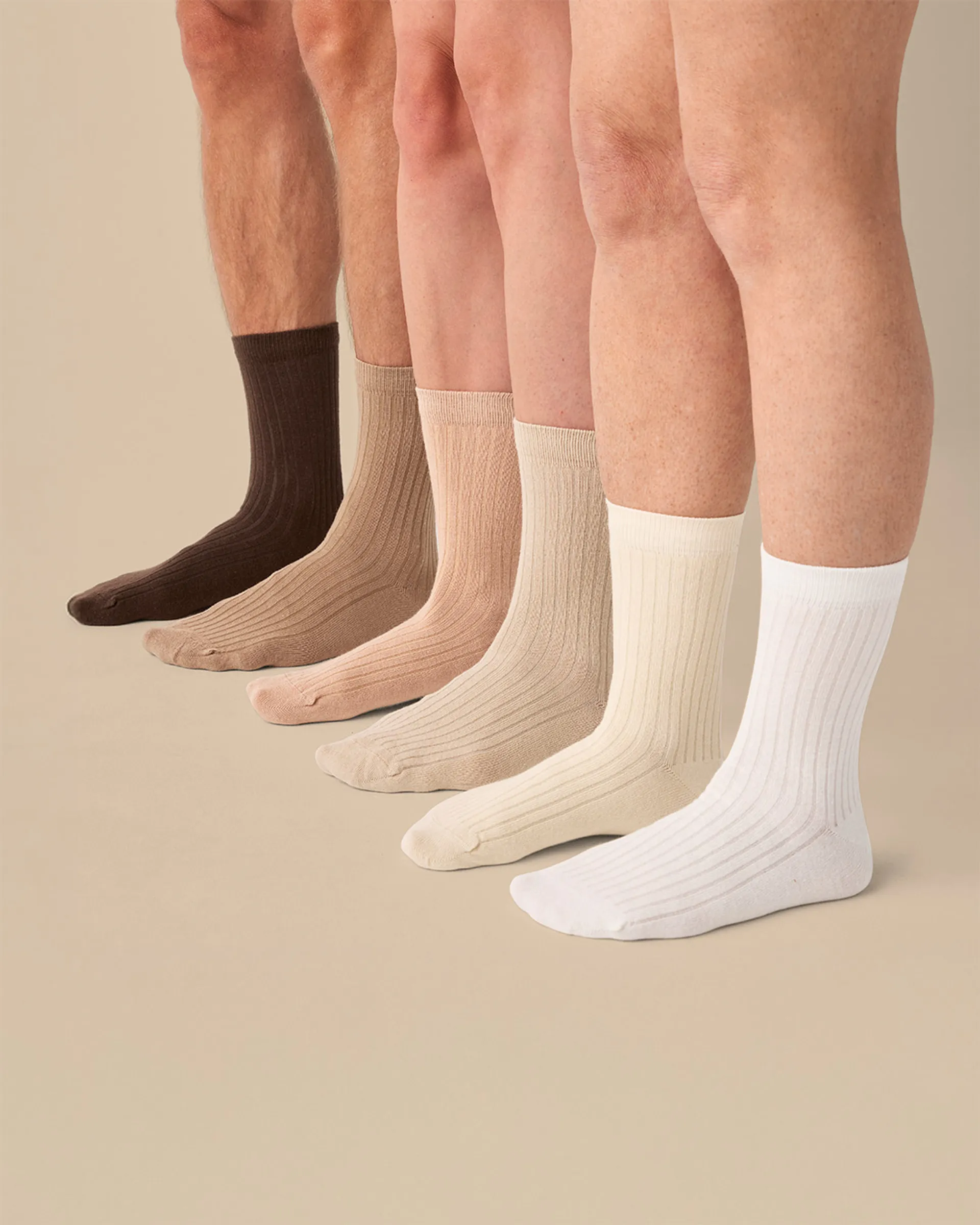 Strumpor i sex olika färger ur ett flerpack visas på fötter