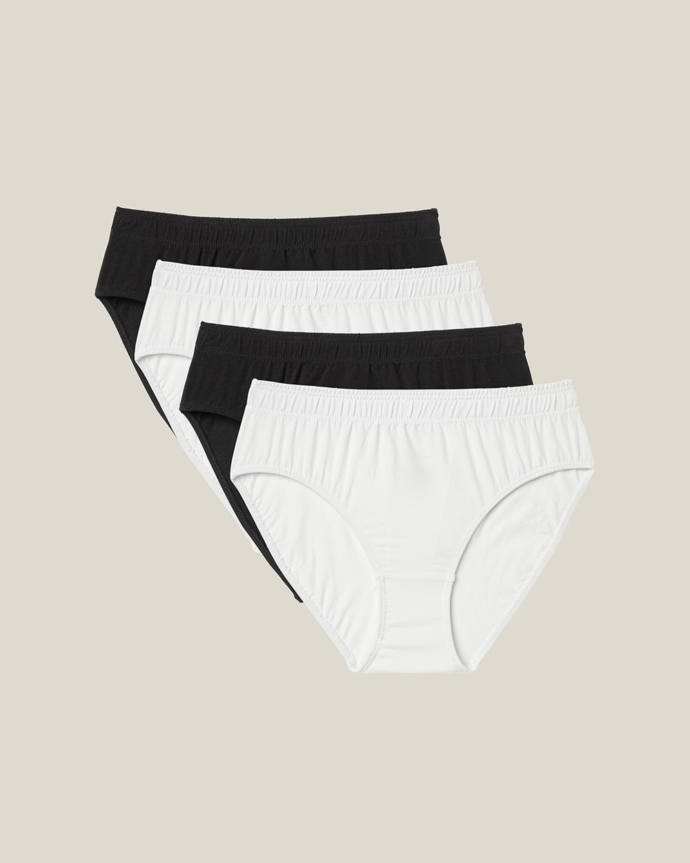 Fyra bomullsunderkläder i svart och vitt med enkel, bekväm design och resår i midjan. En basgarderob med tidlösa färger och mjukt material.