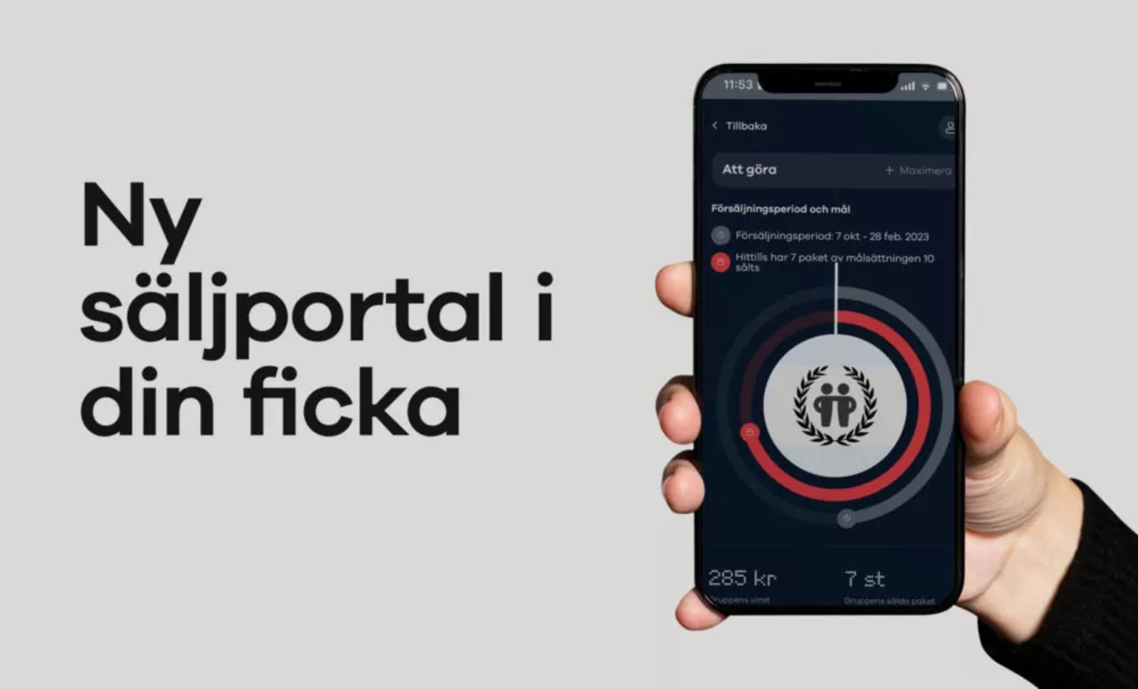 En hand håller en smartphone som visar en säljsida med försäljningsperiod, mål och en cirkeldiagram över försäljningen. Text bredvid telefonen lyder “Ny säljportal i din ficka.”