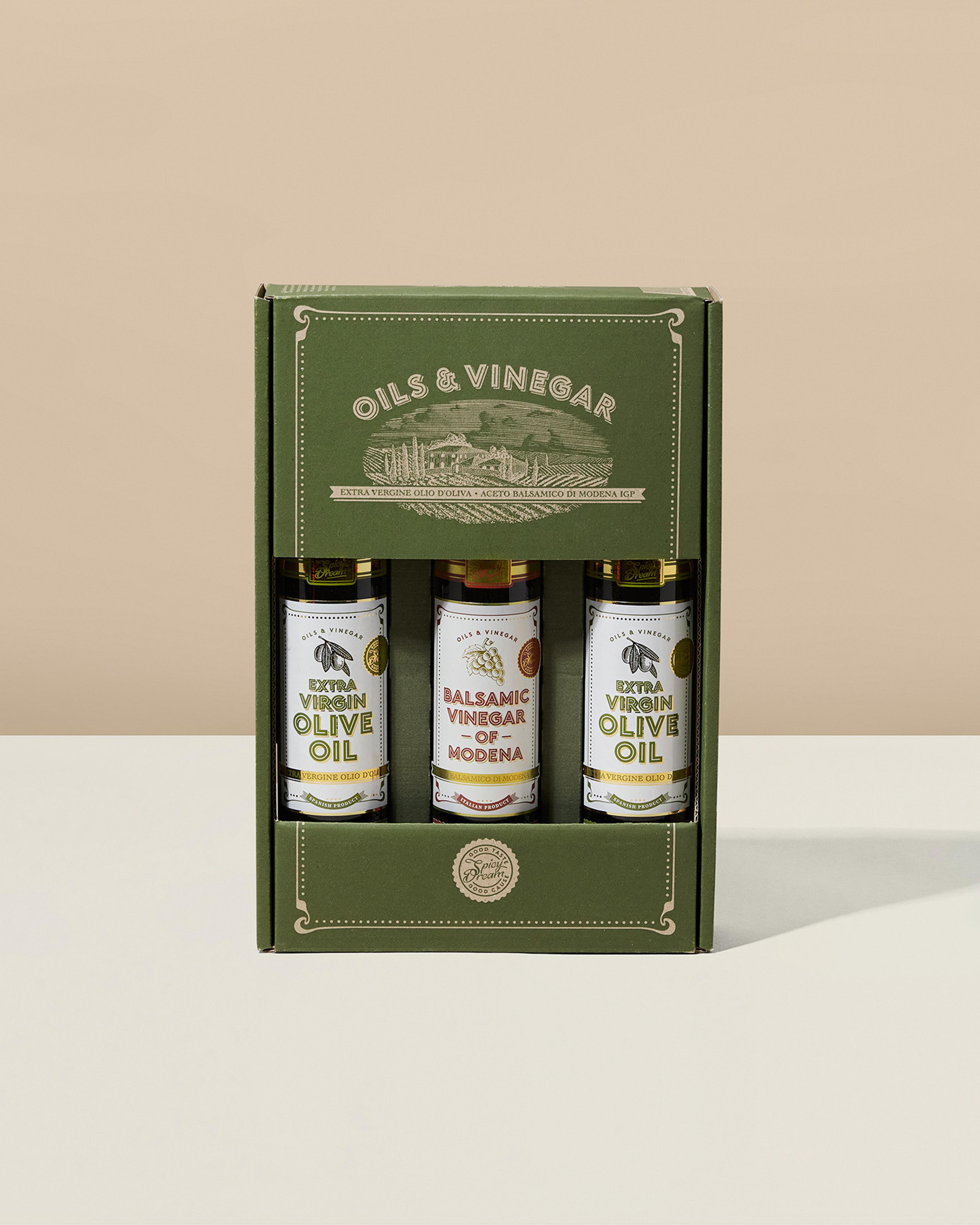 Tre flaskor med extra jungfruolivolja och balsamvinäger i en grön kartong med tydlig text och klassisk design.