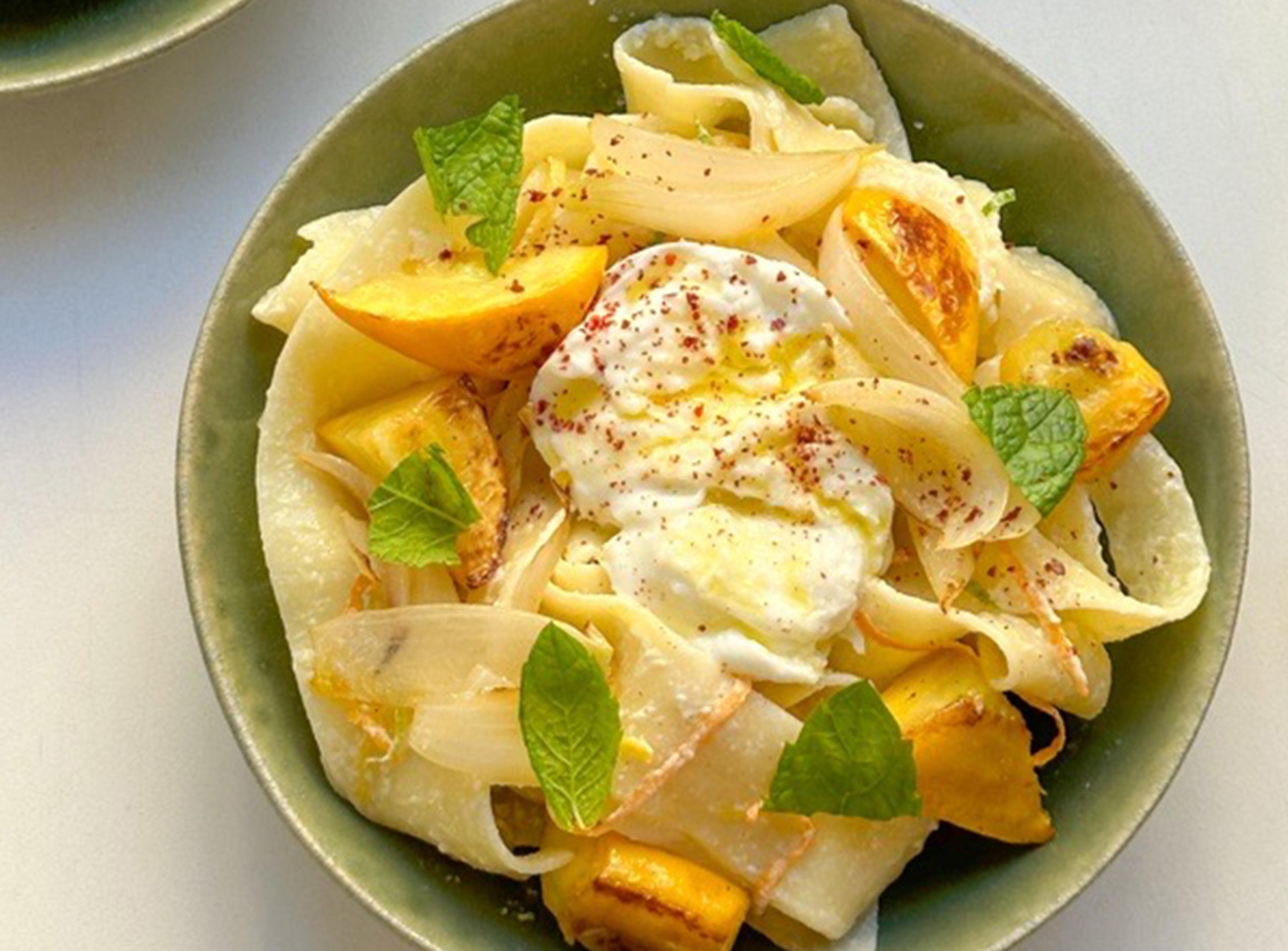 Gräddig pappardelle med citronbitar, karamelliserad lök och färska myntablad. En fräsch komposition med en touch av kryddor.