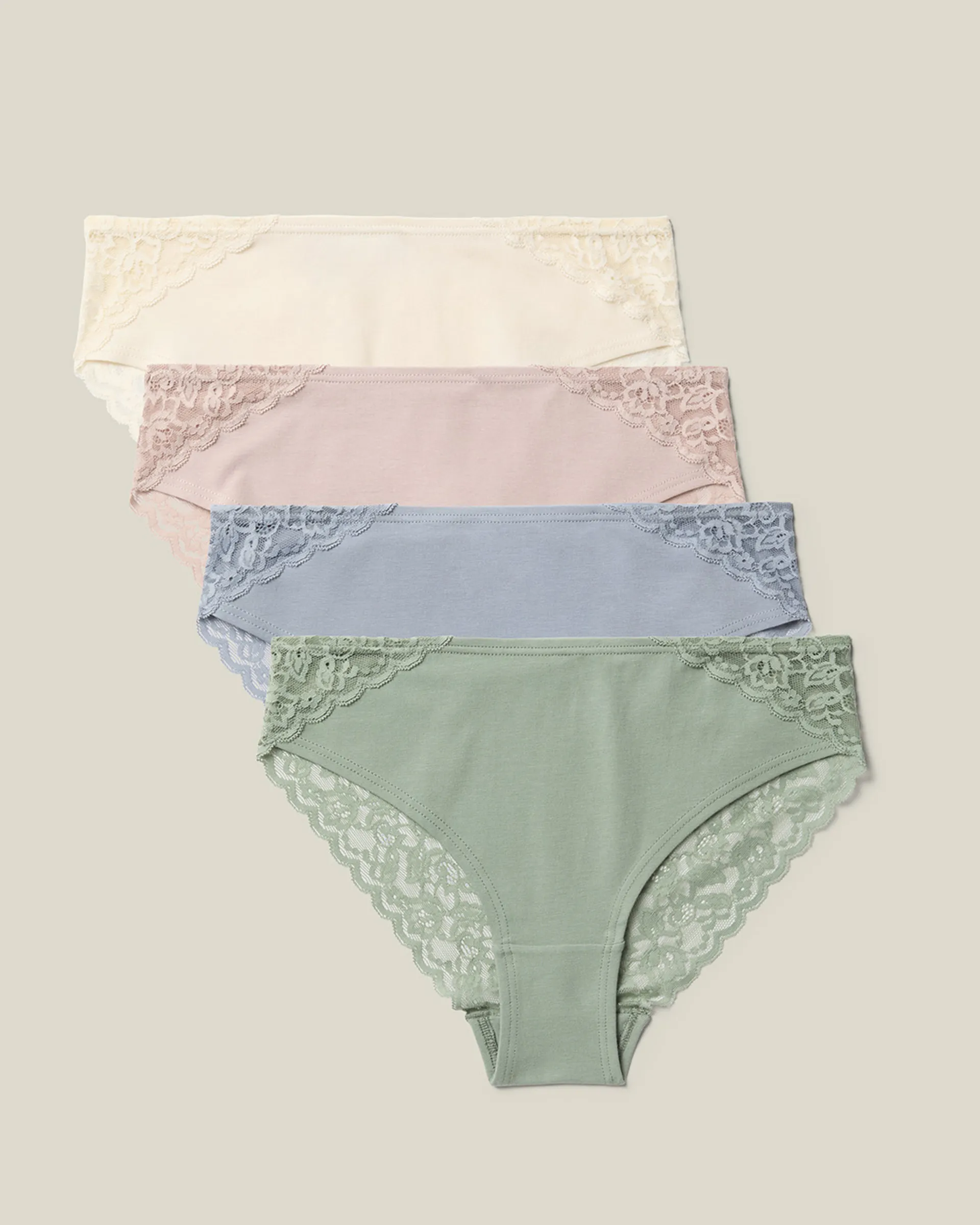 Bomullshipstertrosor med spets i olika färger, 4-pack, produktbild mot beige bakgrund.