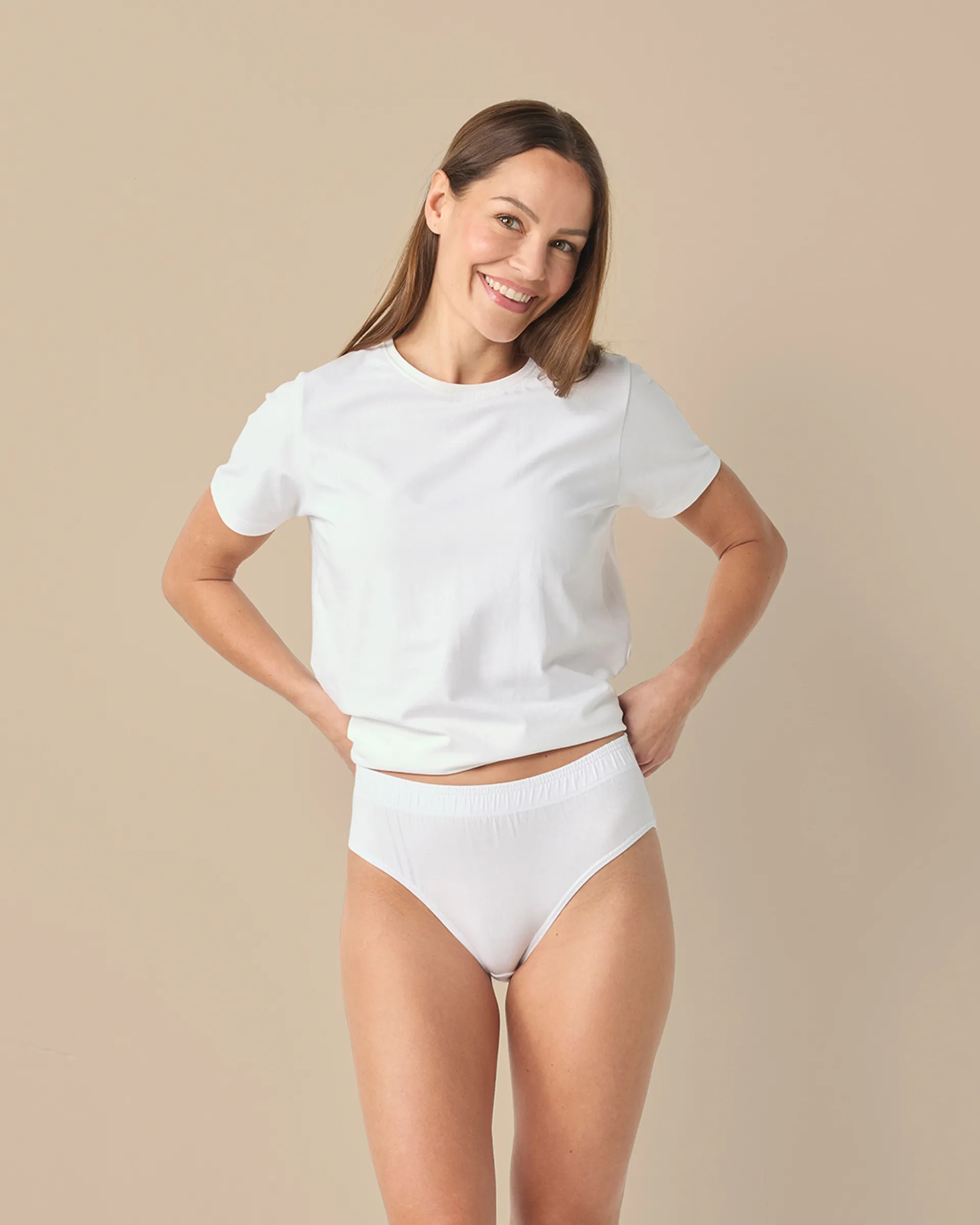 En enkel, vit t-shirt i mjuk bomull tillsammans med klassiska vita underkläder med resår i midjan. Setet har en ren och bekväm design.