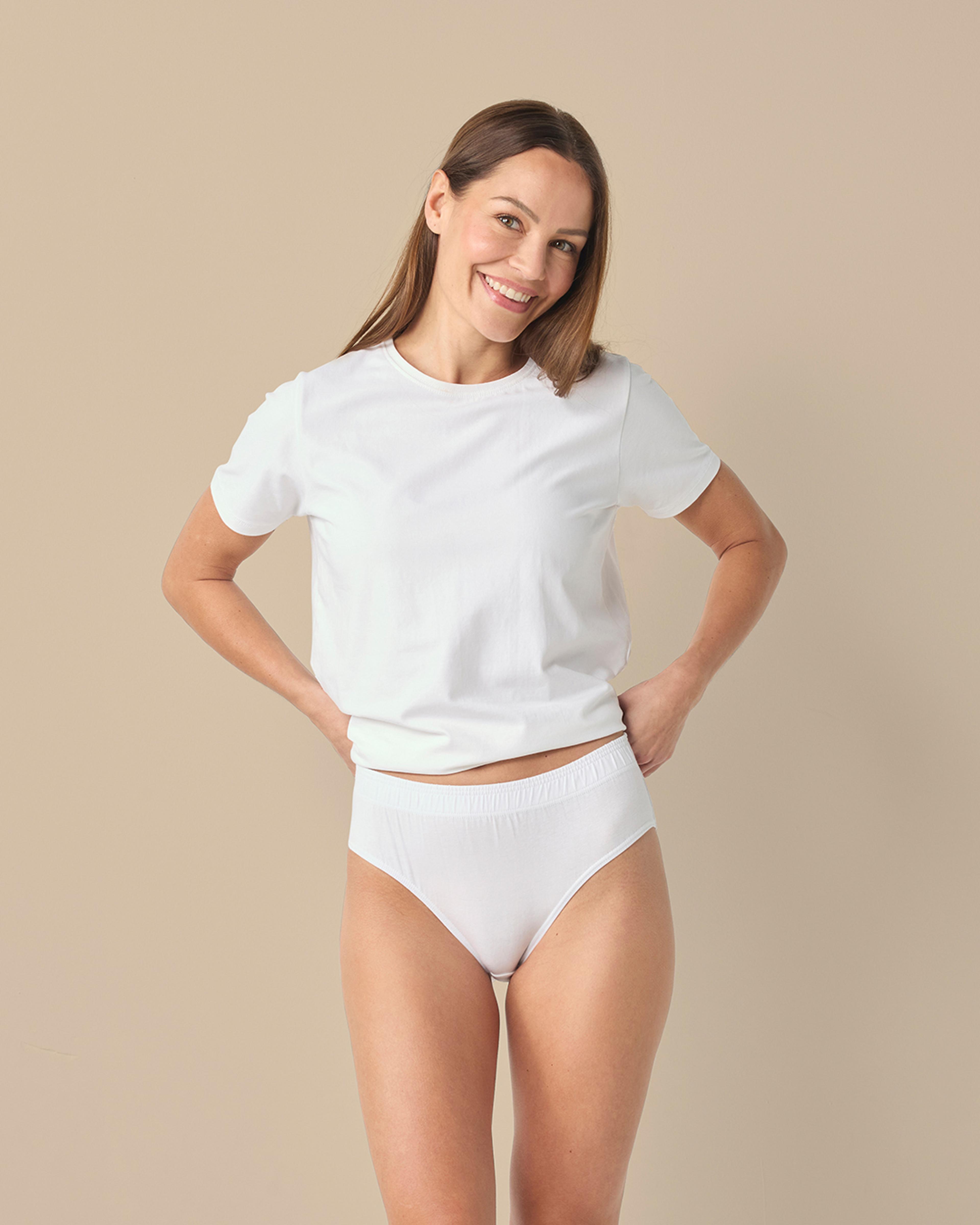 En enkel, vit t-shirt i mjuk bomull tillsammans med klassiska vita underkläder med resår i midjan. Setet har en ren och bekväm design.
