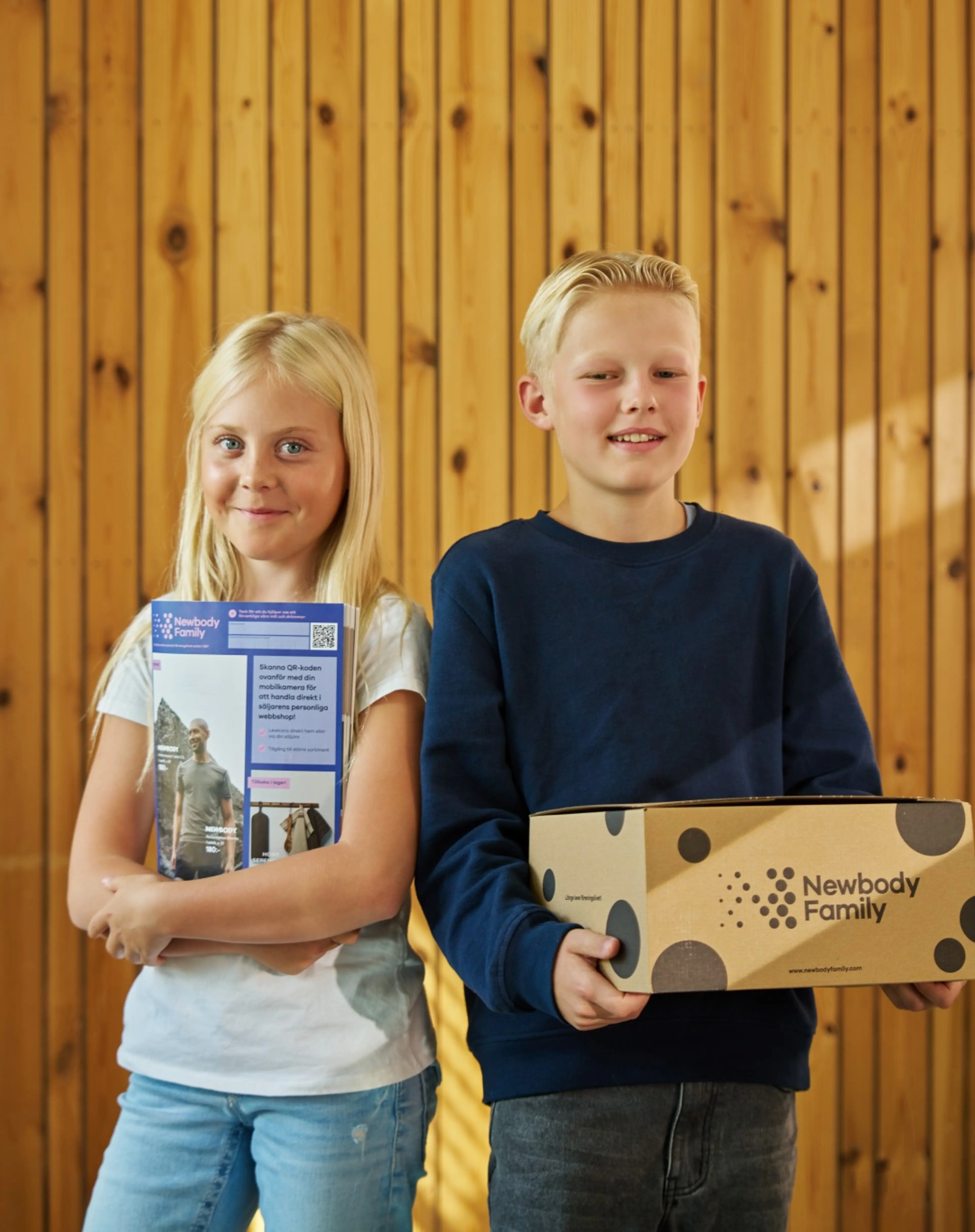 Tjej och kille som håller i newbody kartong och katalog
