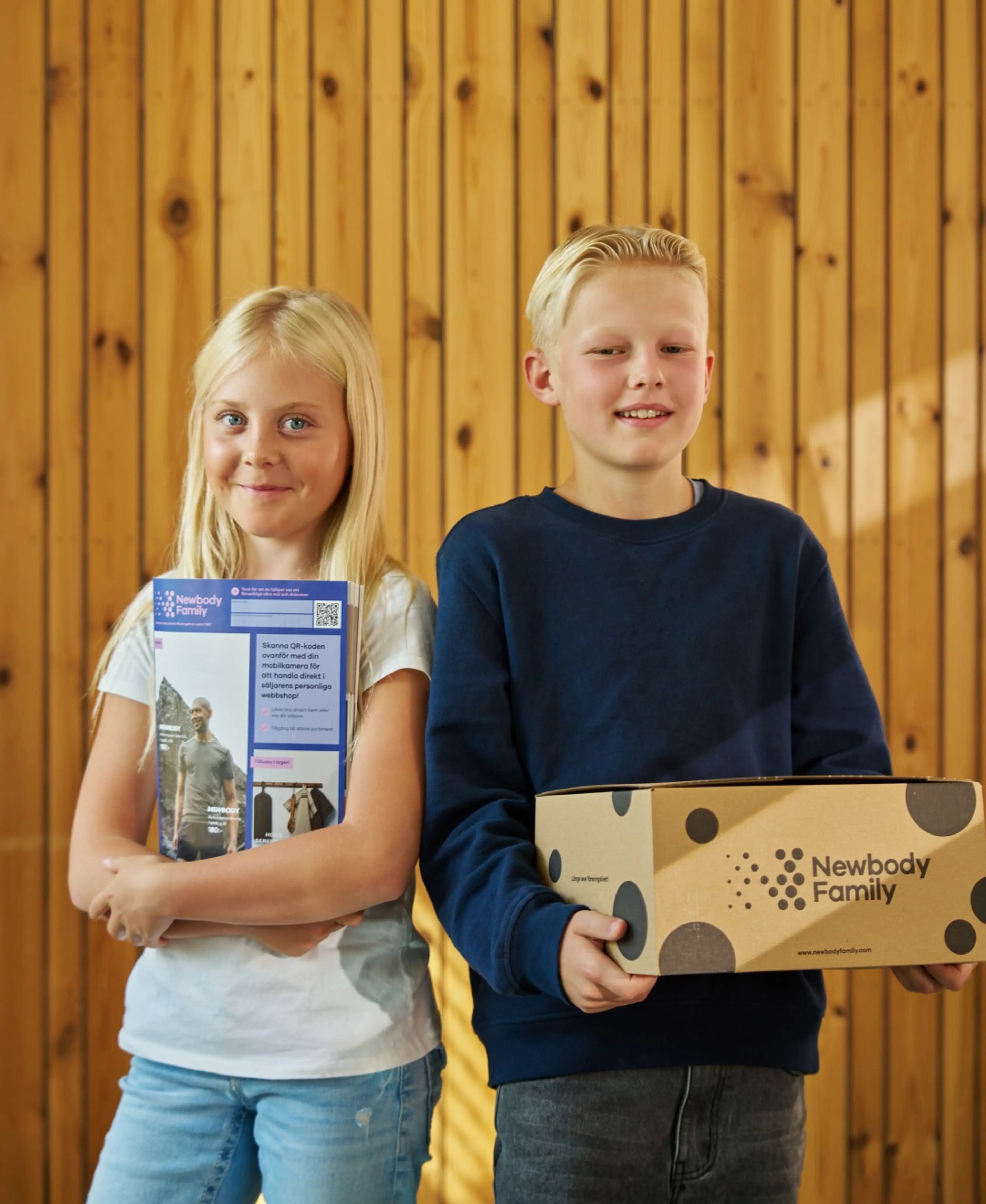 Tjej och kille som håller i newbody kartong och katalog