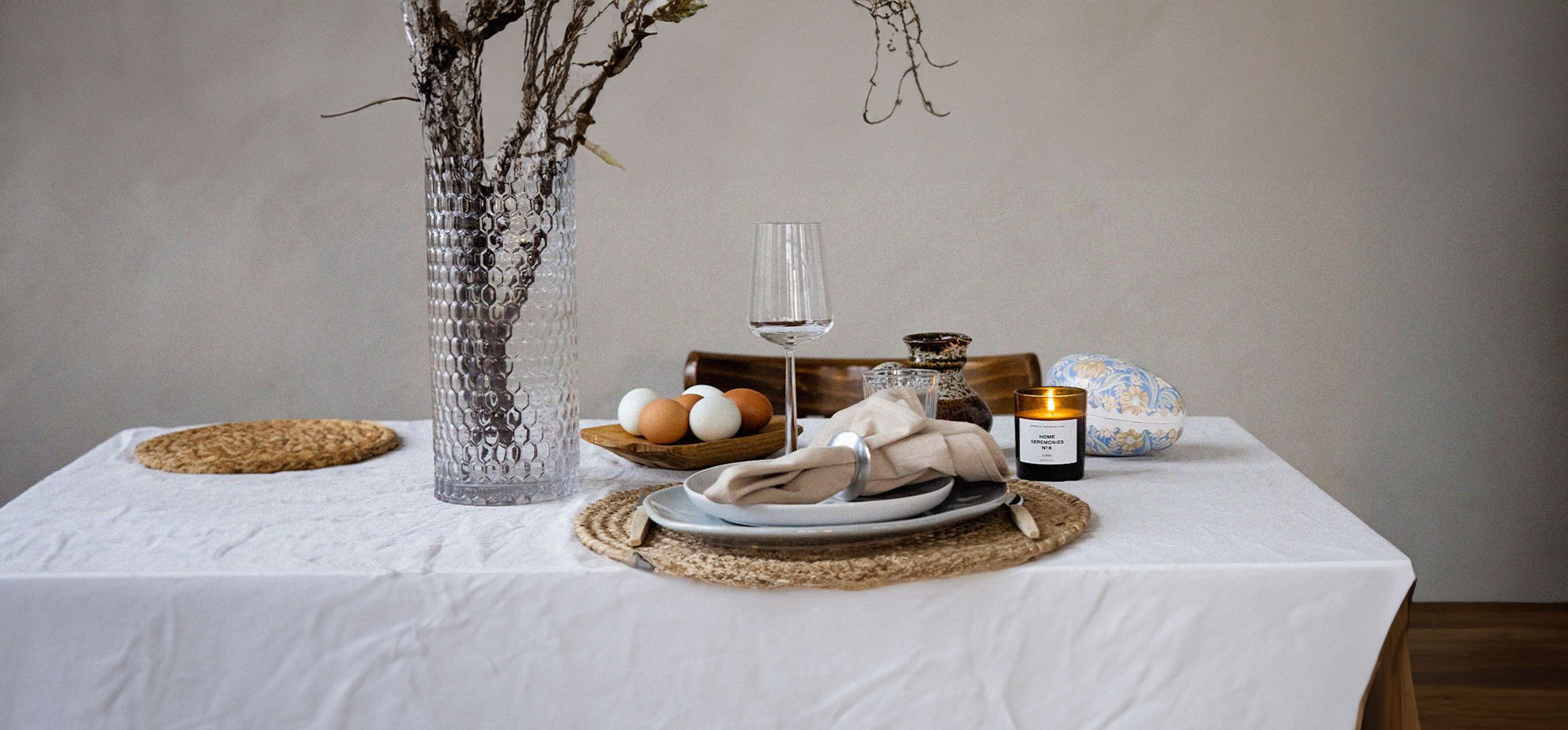 Påsk dukning på ett bord med vit duk