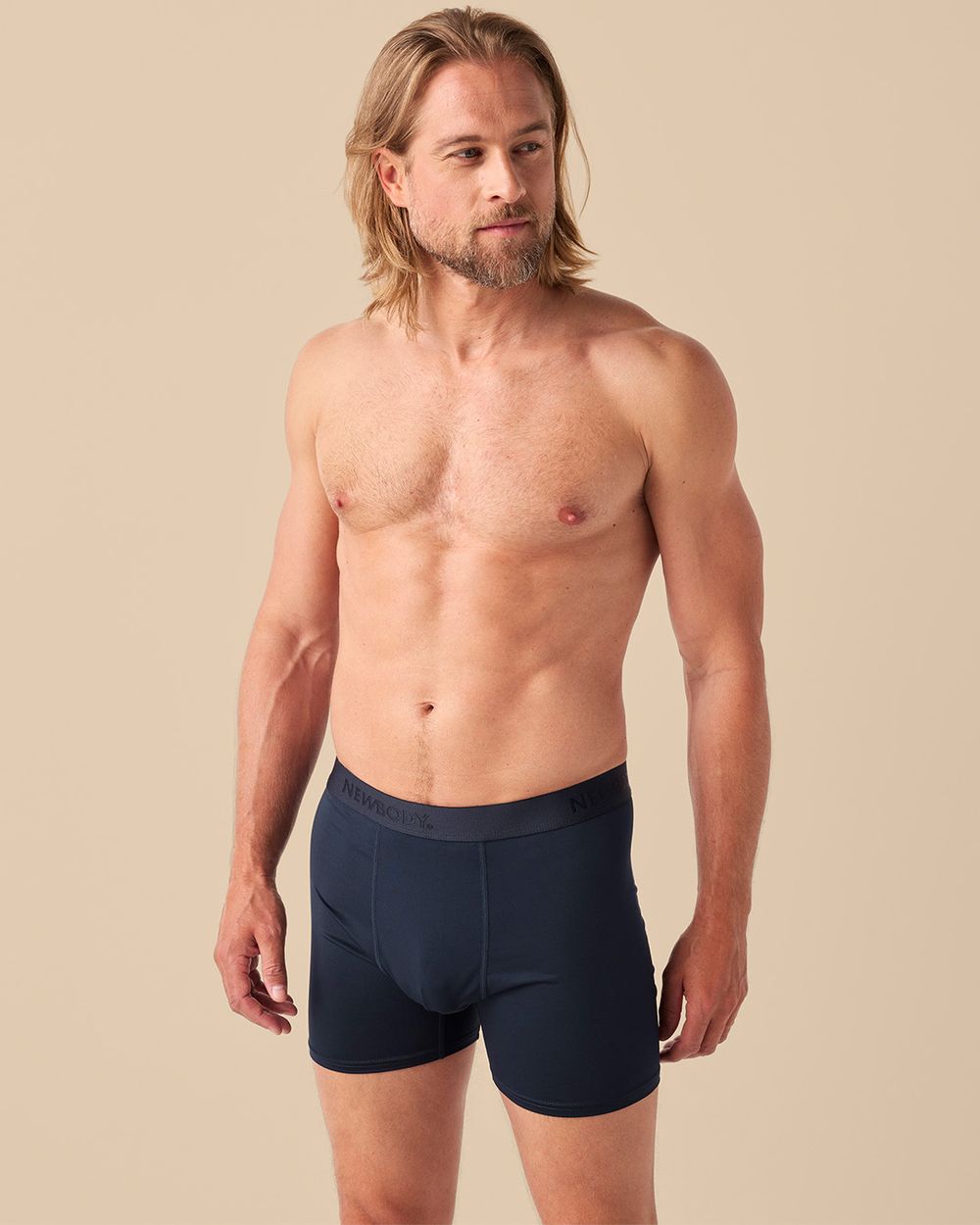 Mörkblå kalsong på manlig modell