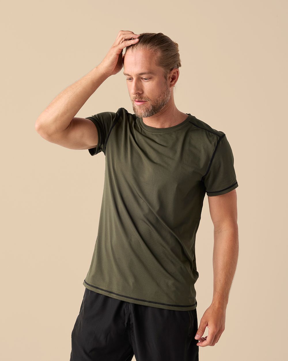 Mörkgrön herr tränings-tshirt med kort ärm, rund hals och fukttransporterande material