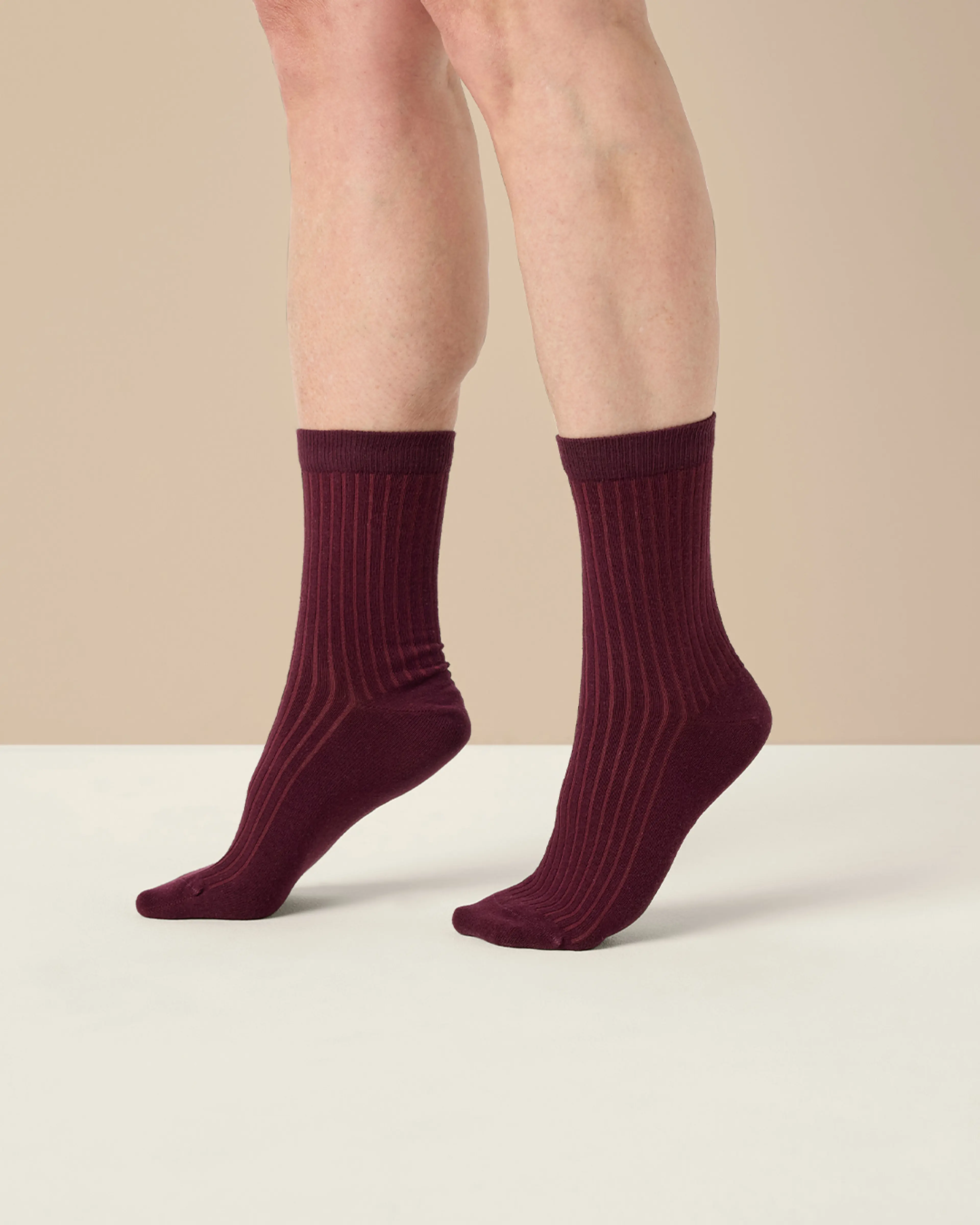 Mörkröda strumpor med ribbat mönster som sitter skönt runt vaden. Ett mjukt och följsamt material som passar till vardags.