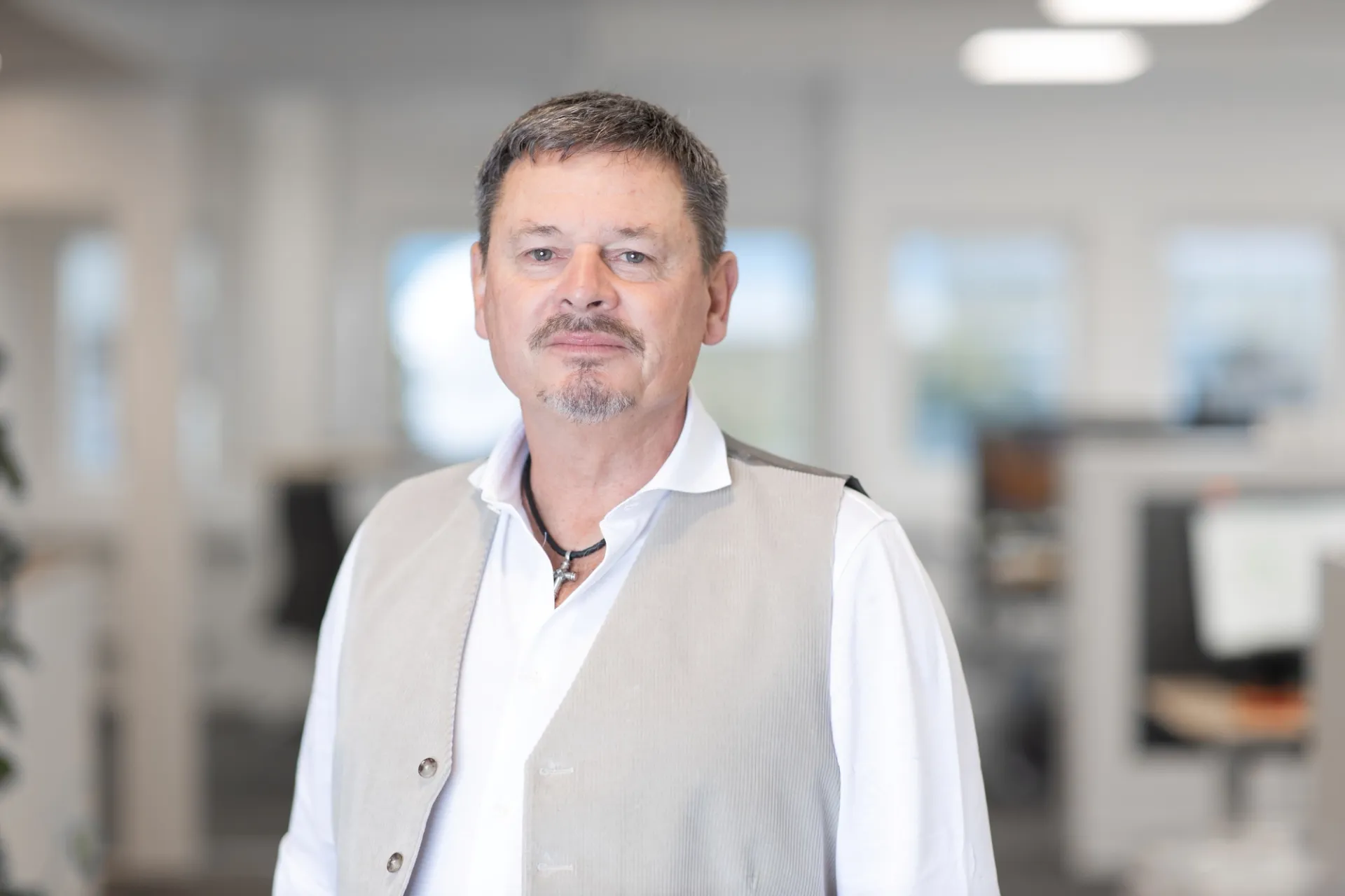 Dahn Renholm i en kontorsmiljö