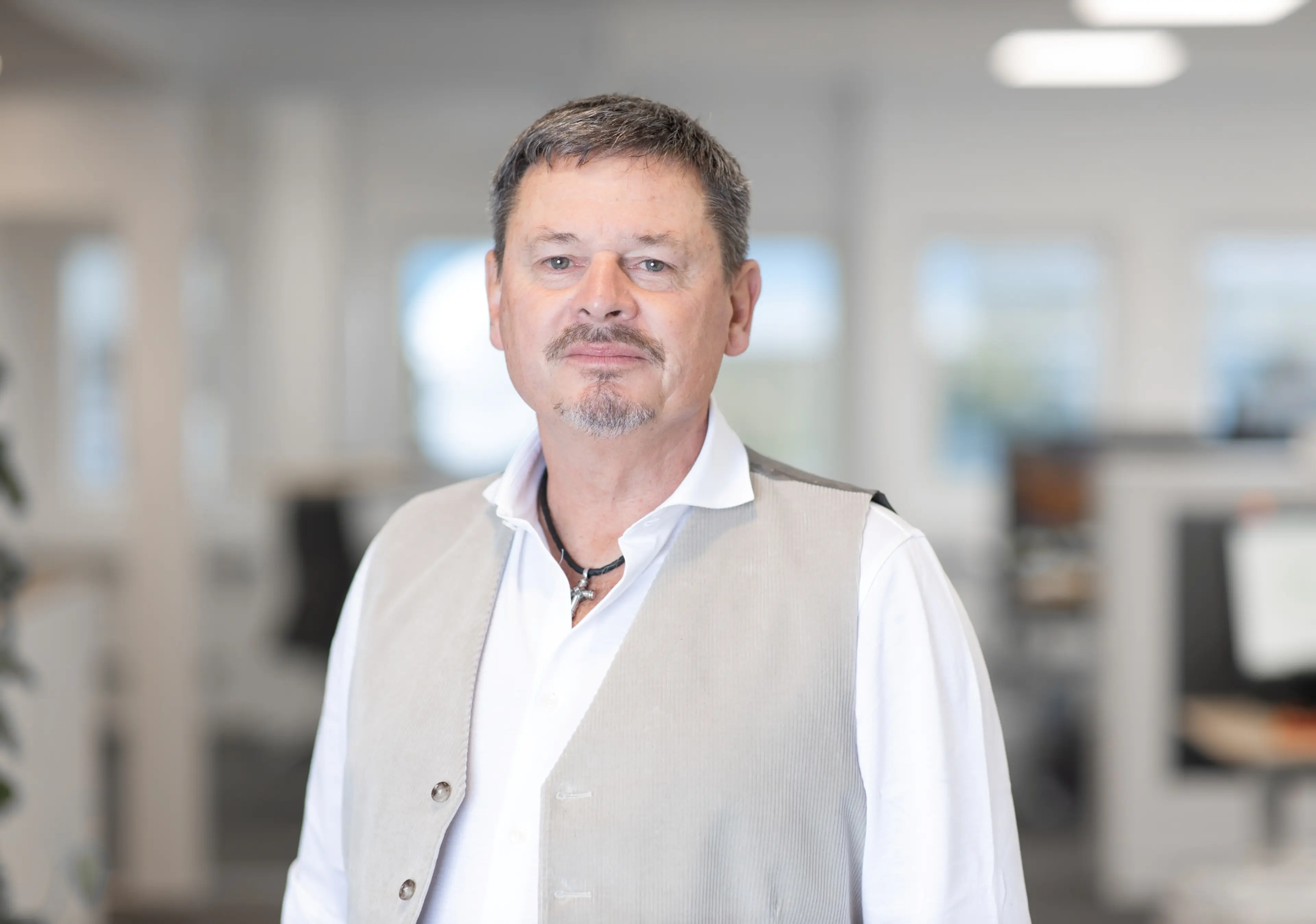 Dahn Renholm i en kontorsmiljö