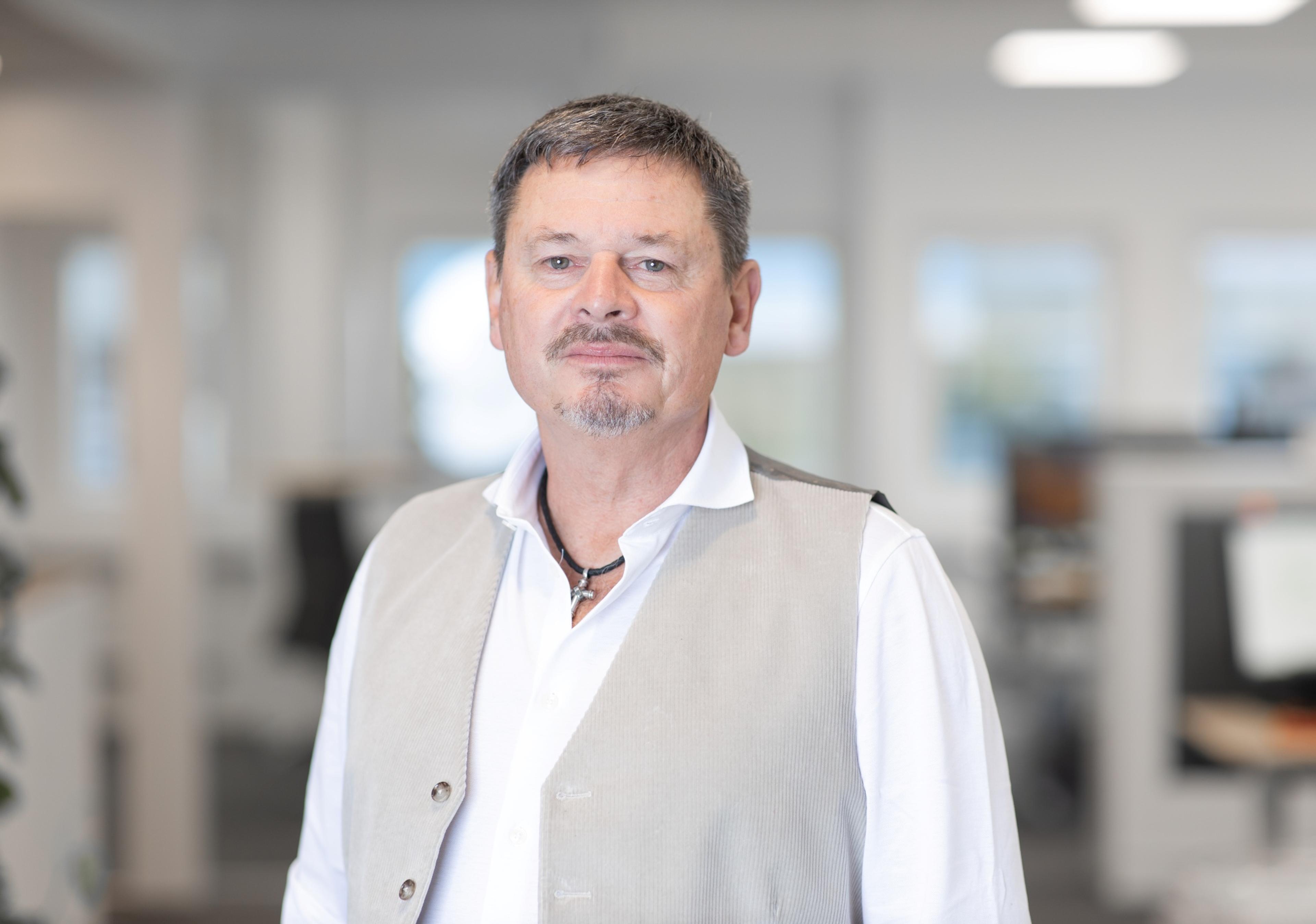 Dahn Renholm i en kontorsmiljö