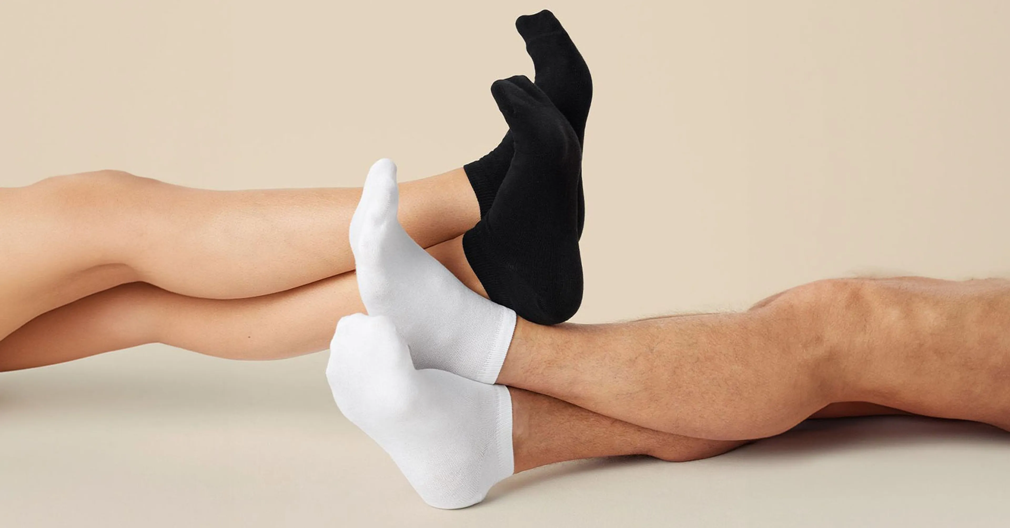 Ett par vita och ett par svarta ankelstrumpor i enkel och mjuk design, nyckeln till bekväma dagar. Strumporna sitter tätt runt foten och slutar precis ovanför ankeln.
